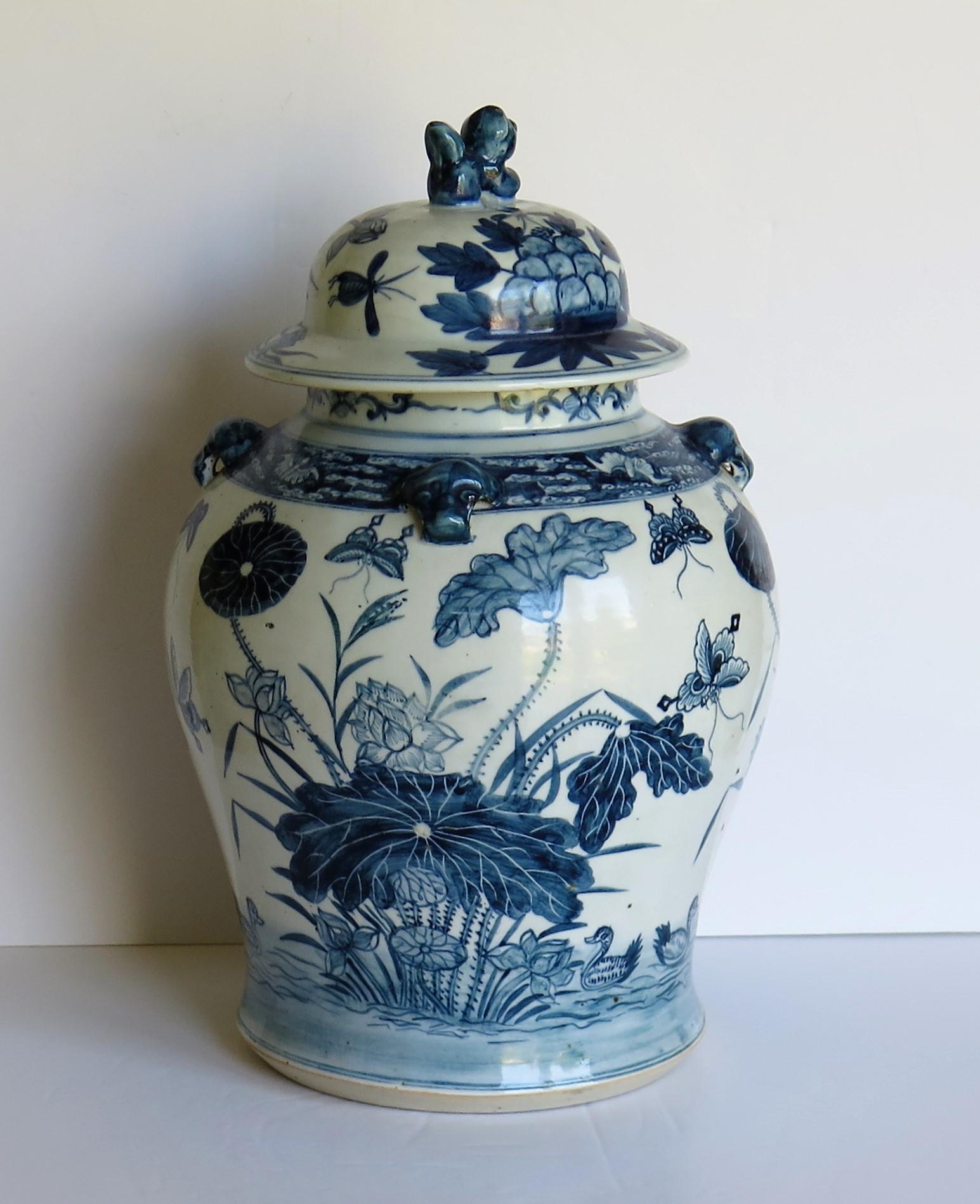 Chinese Export Porcelain Temple Vase and Lid Blue and White Hand Painted, 19th C In Good Condition In Lincoln, Lincolnshire