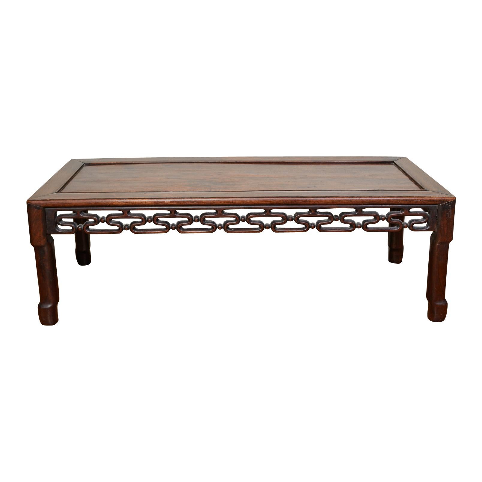 Juste dans cette zone, à la recherche du 19ème. C. Table basse chinoise en bois dur.
Table basse en bois dur de Chine avec un plateau à panneaux et un tablier ajouré de sculptures ovales et de volutes reliées, reposant sur quatre pieds droits en