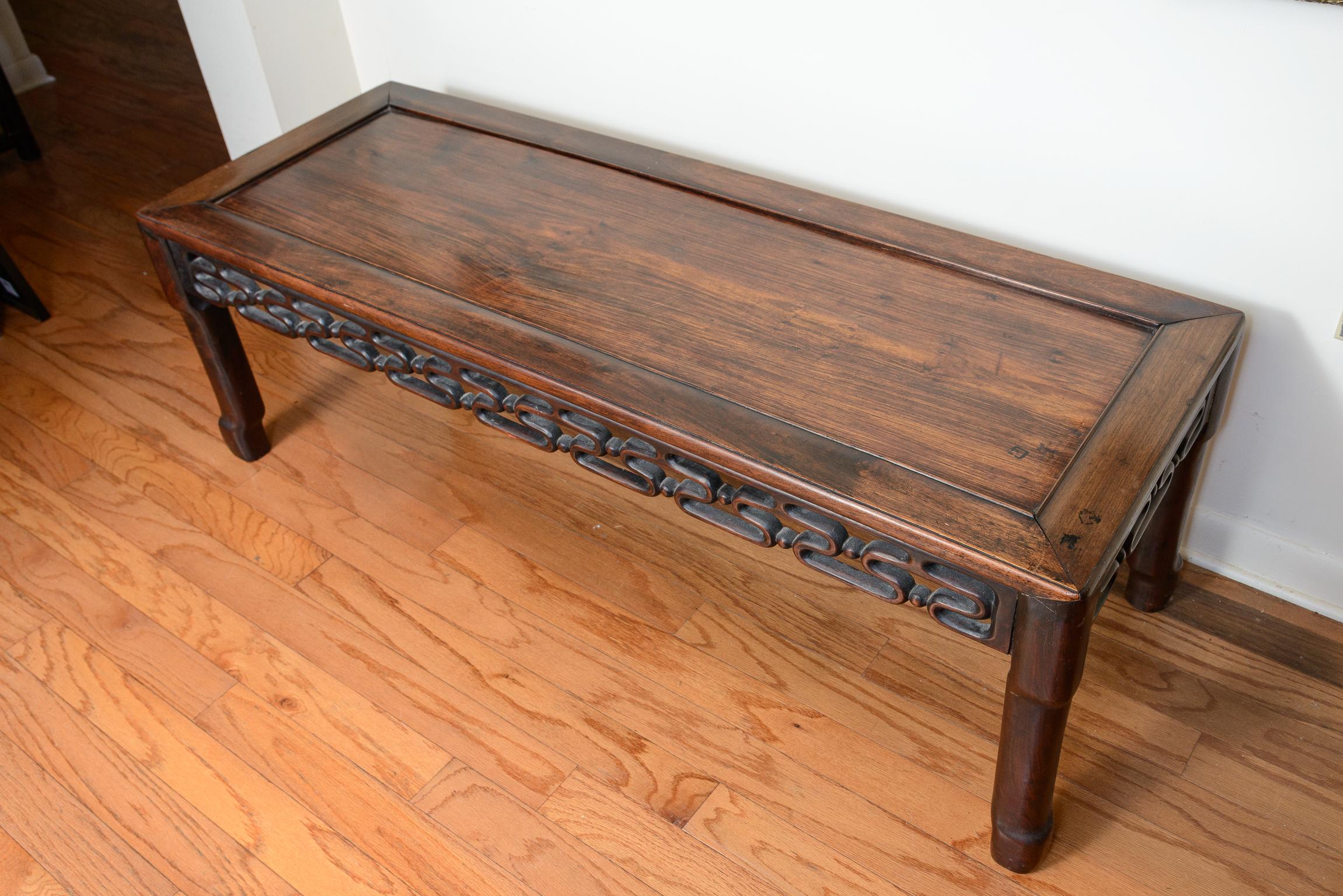 Fait main 19th. C. Table basse chinoise en bois dur en vente