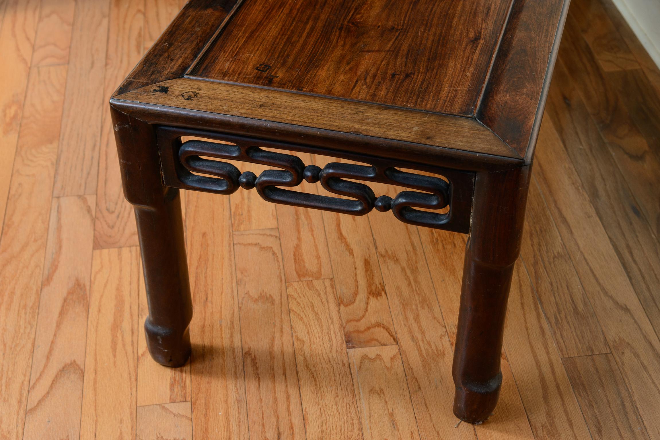 Bois de feuillus 19th. C. Table basse chinoise en bois dur en vente