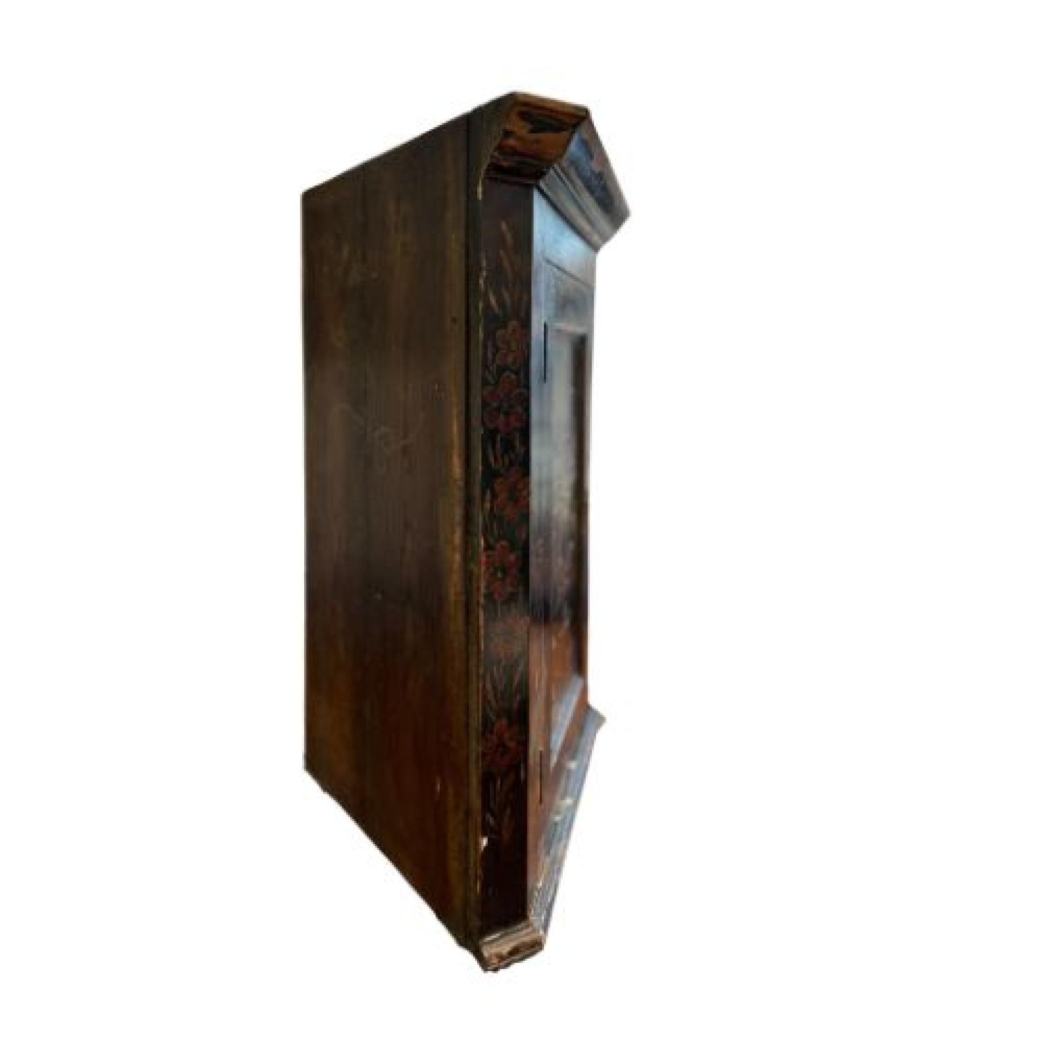 Questo mobile ad angolo è la testimonianza di una meticolosa lavorazione artigianale. La sua struttura in legno tinto in profondità emana una tonalità ricca e calda che mette in risalto la bellezza naturale delle venature del legno, garantendo