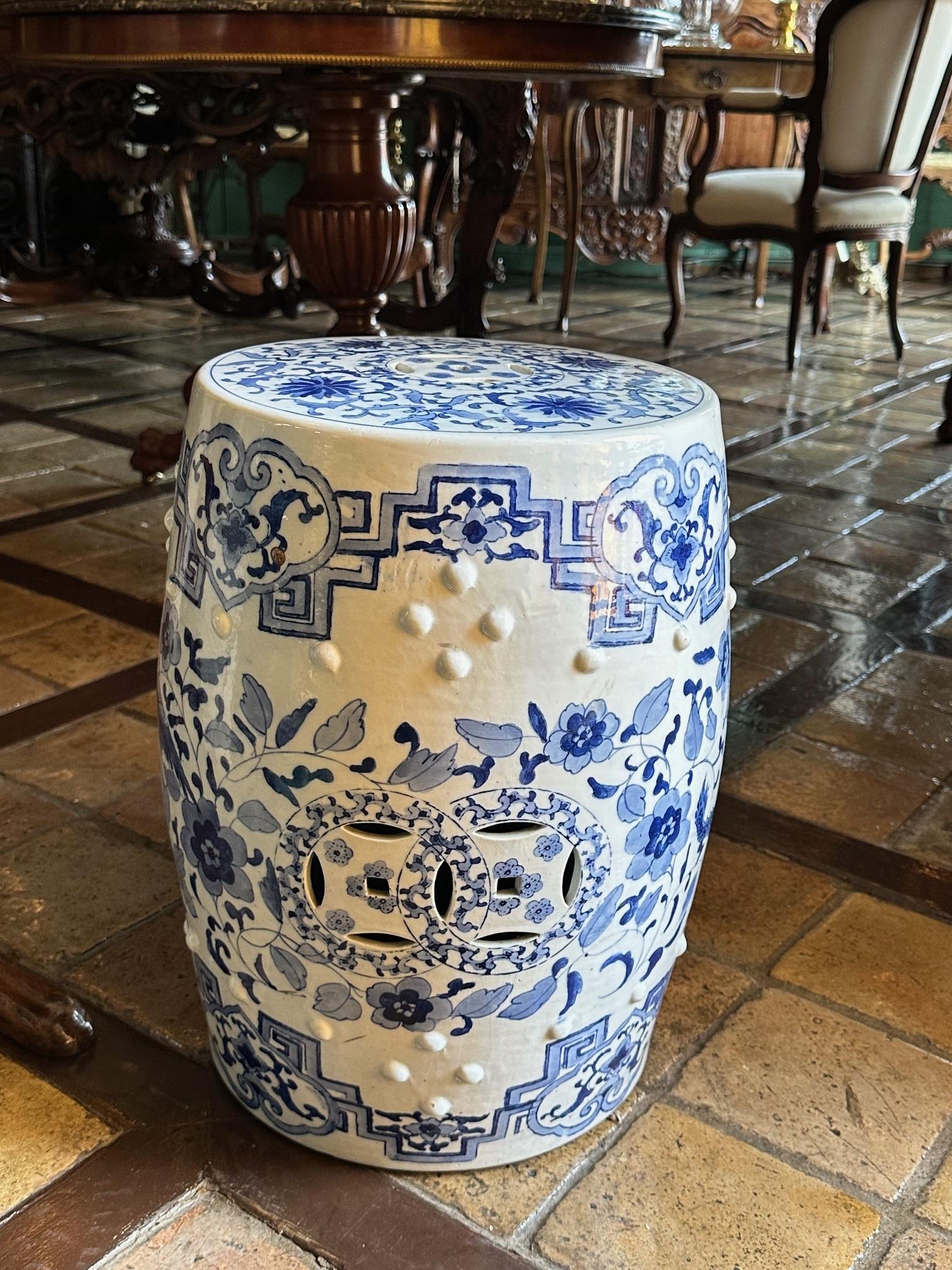 19th C. Chinese Porcelain Garden Seat Blue & White Accent Stool Chinoiserie In Good Condition In West Hollywood, CA