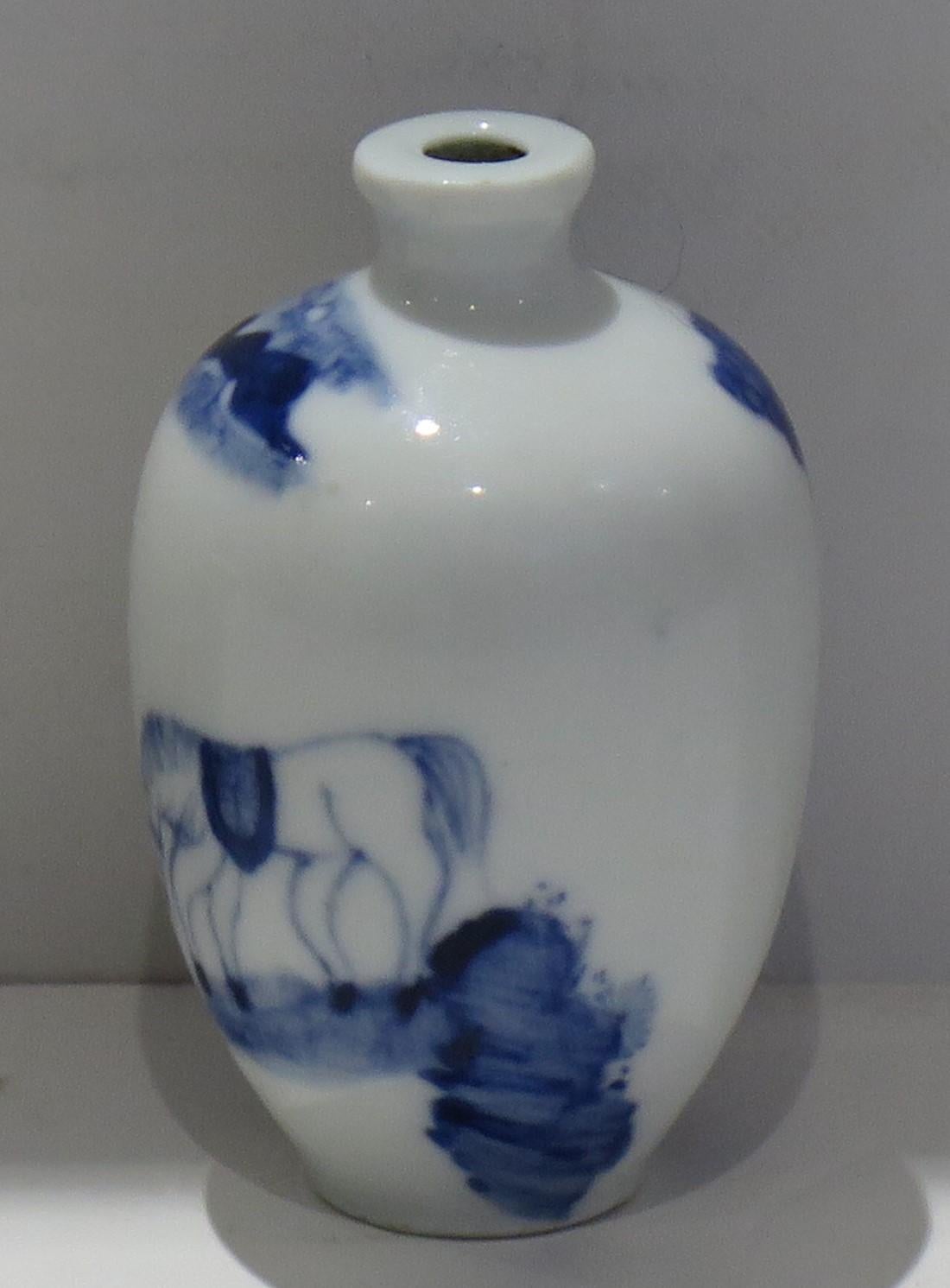 Chinesische Schnupftabakflasche aus Porzellan des 19. Jahrhunderts, blau-weiß handbemalt, Qing Xianfeng (Handbemalt) im Angebot