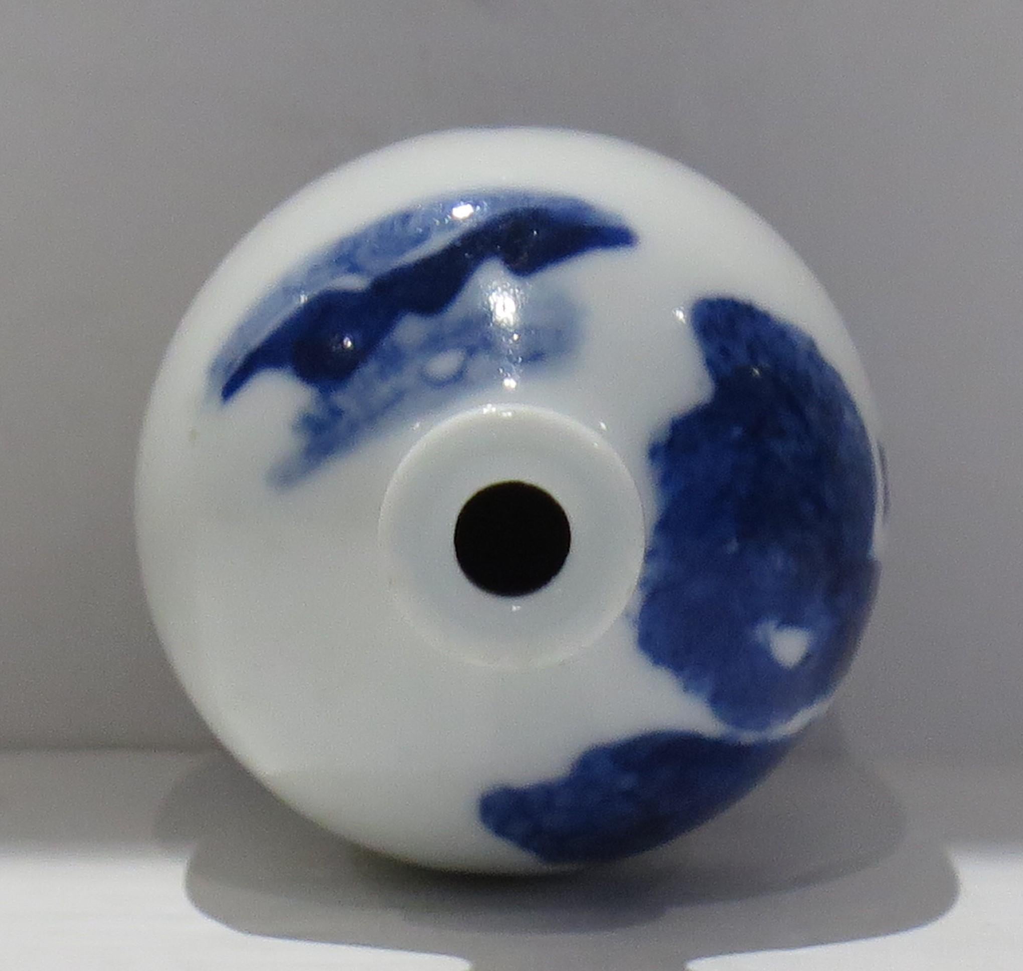 19th C Chinese Porcelain Snuff Bottle Blue & White Hand Painted, Qing Xianfeng In Good Condition For Sale In Lincoln, Lincolnshire