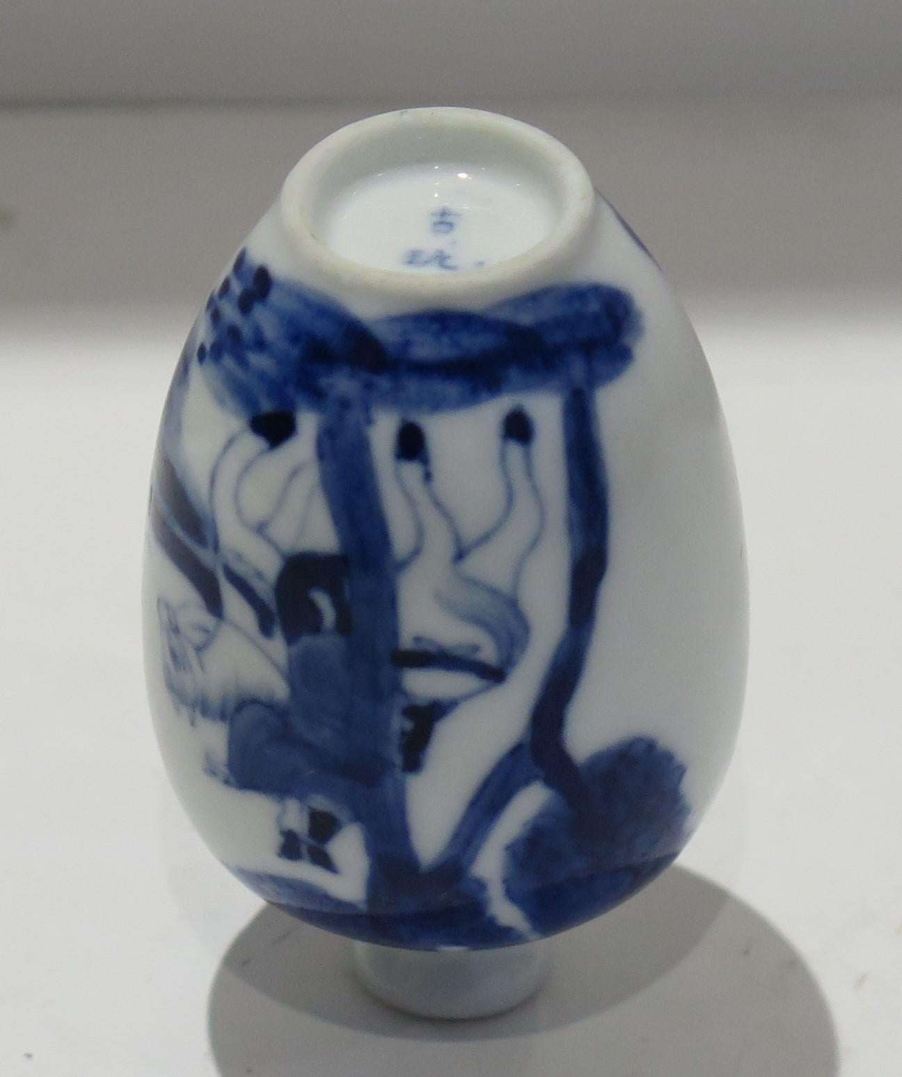 Chinesische Schnupftabakflasche aus Porzellan des 19. Jahrhunderts, blau-weiß handbemalt, Qing Xianfeng im Angebot 2