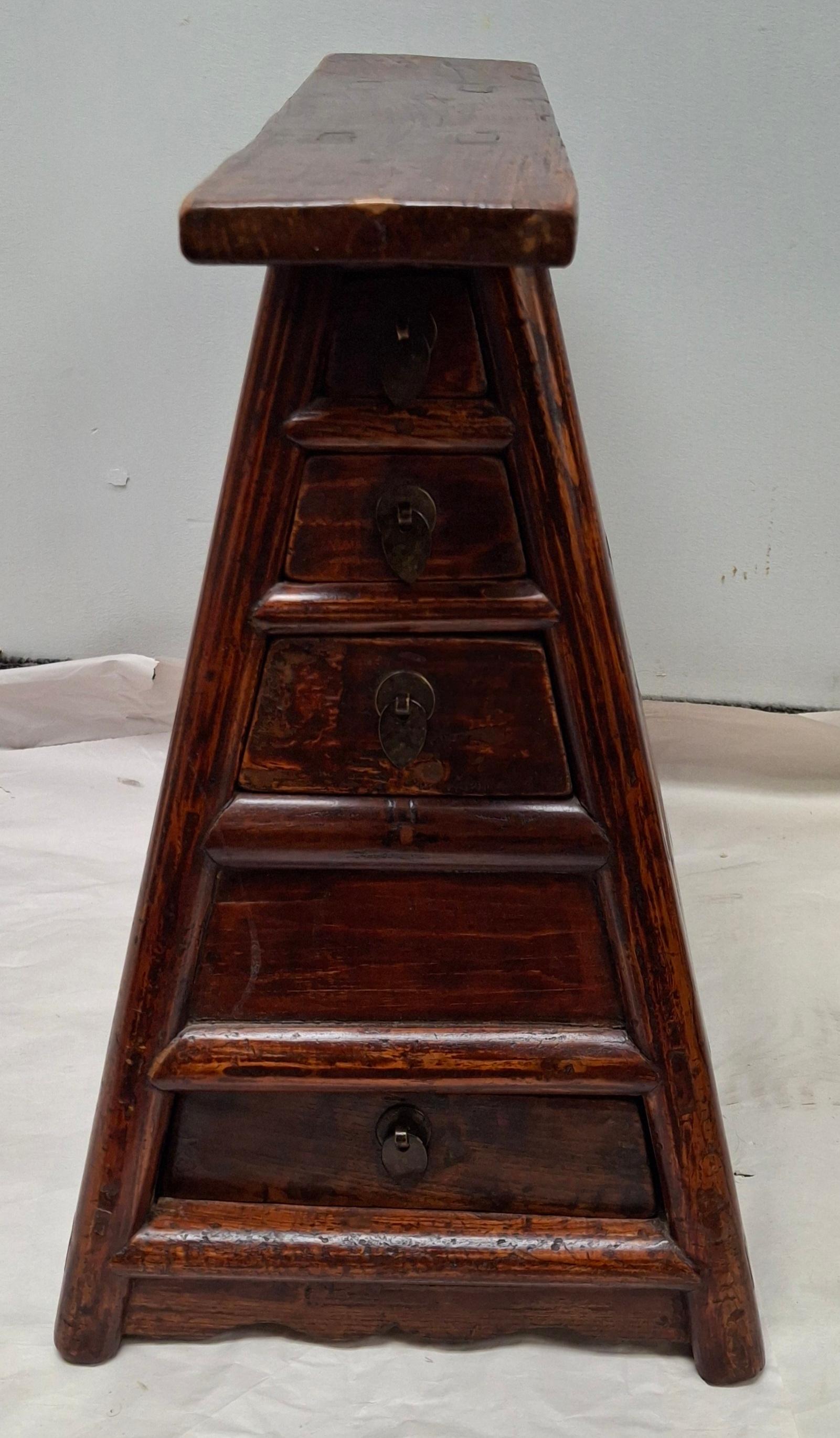 Chinesischer Barbierhocker/Bank im Qing-Stil des späten 19. 
Ein 19. Jahrhundert Barbier Hocker / Bänke aus Shanxi Provinz, China. Hocker hat 3 kleine Schubladen in der Front und eine versteckte Lagerung unter der 2. Sie wurden entwickelt, um von