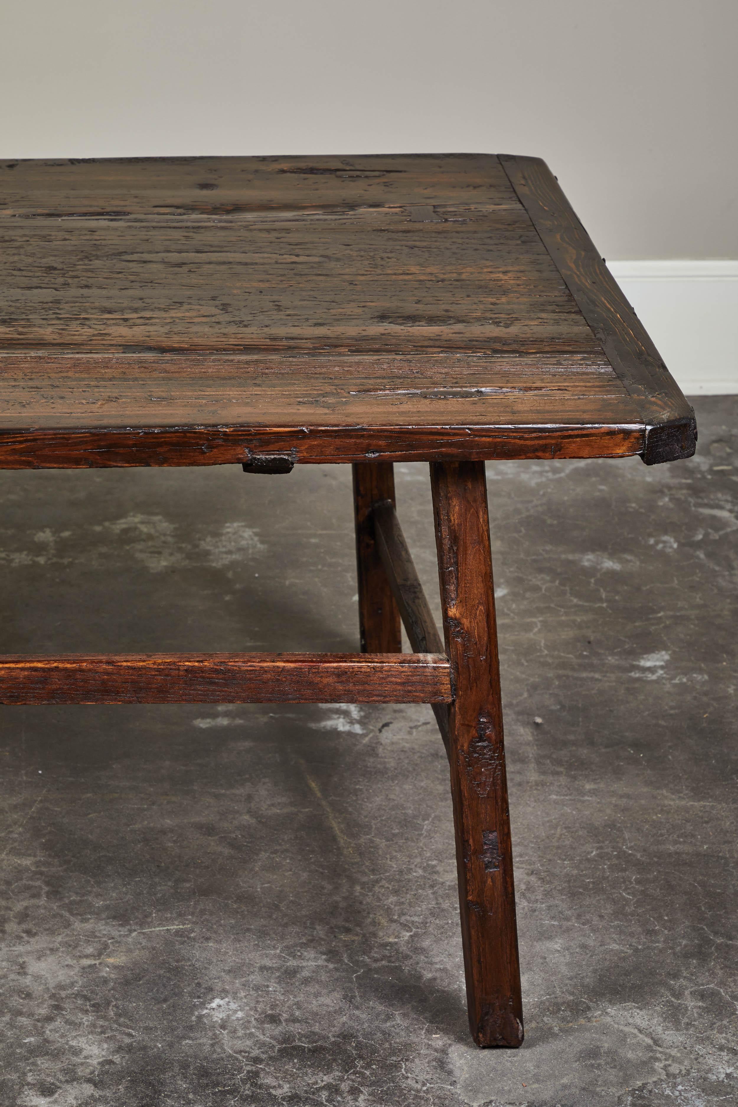 Low rectangular table with straight stretchers from Hebei. In catalpa and pine, circa 19th century.