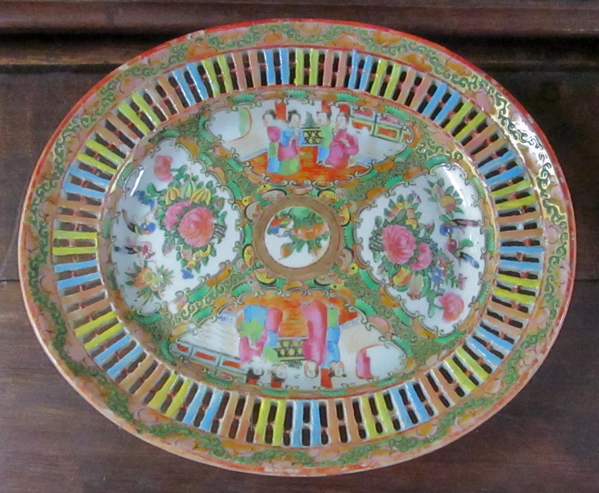 Chinese Rose Medallion Reticulated Porcelain Chestnut Basket with Underplate For Sale 6