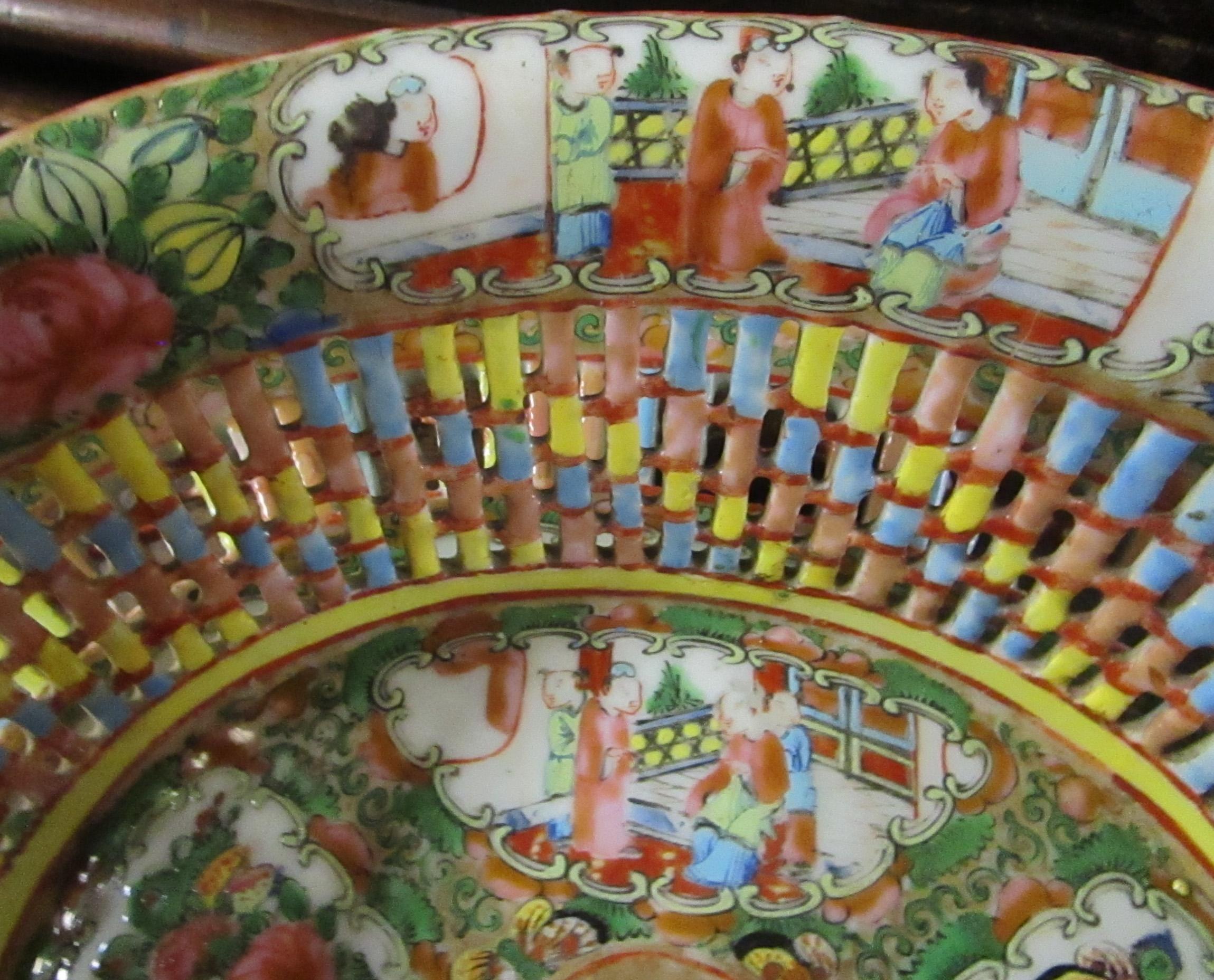 Diese ungewöhnliche chinesische Exportschüssel mit Rosenmedaillon aus Kastanienholz enthält noch die ursprüngliche Unterplatte und stammt aus der Qing-Dynastie (1644-1912). Eine handgefertigte und handbemalte Stück, gibt es die üblichen Glasur Pops