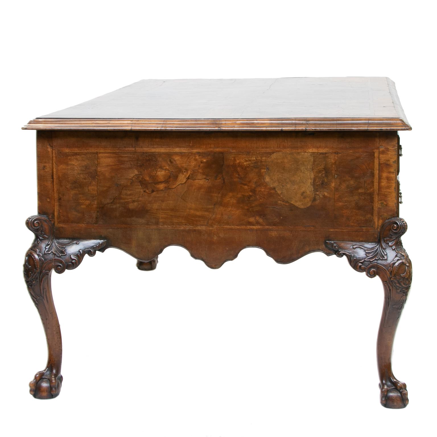 Bureau de partenaire en ronce de noyer du 19ème siècle de style Chippendale en vente 2