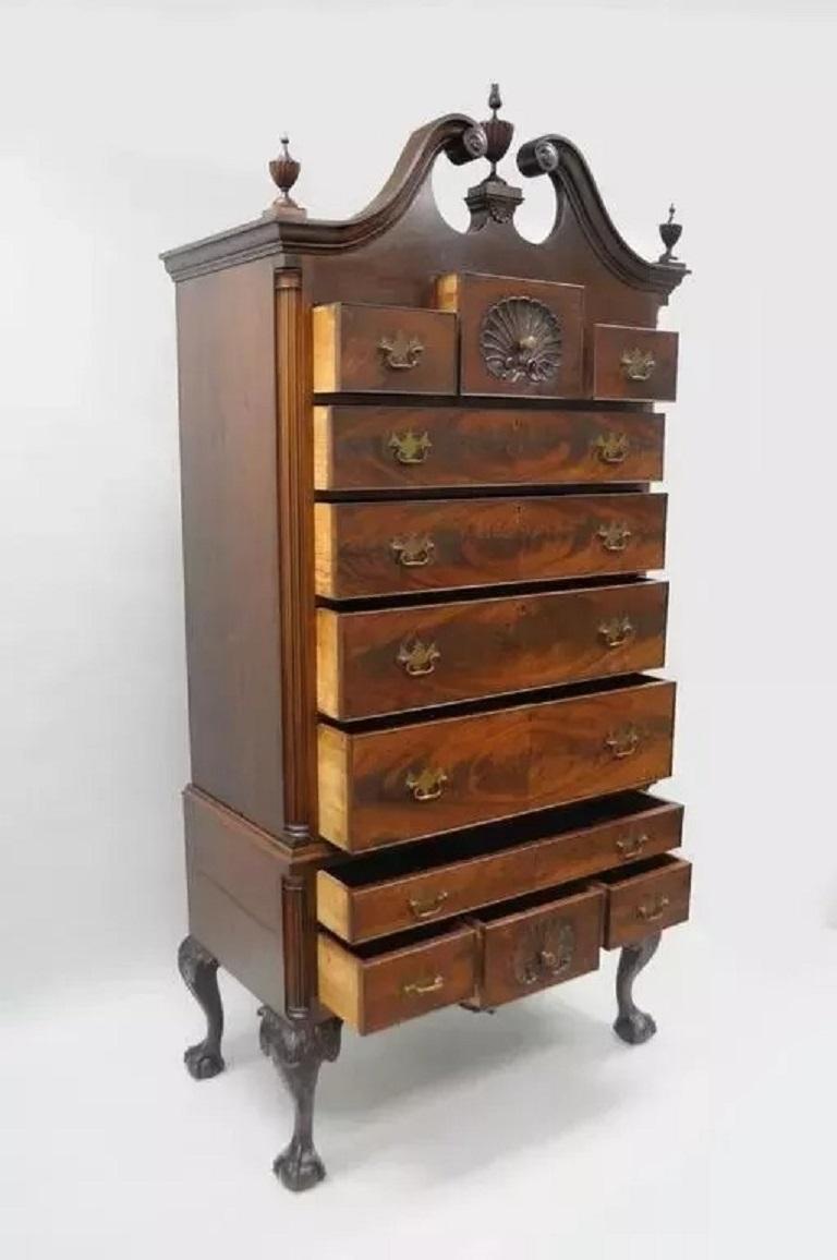Cassettiera alta in stile Chippendale in mogano crotch del 19° secolo, con Ball and Claw. L'articolo presenta tre terminali a fiamma intagliati a forma di urna in mogano, 11 cassetti a coda di rondine, due cassetti intagliati a conchiglia,