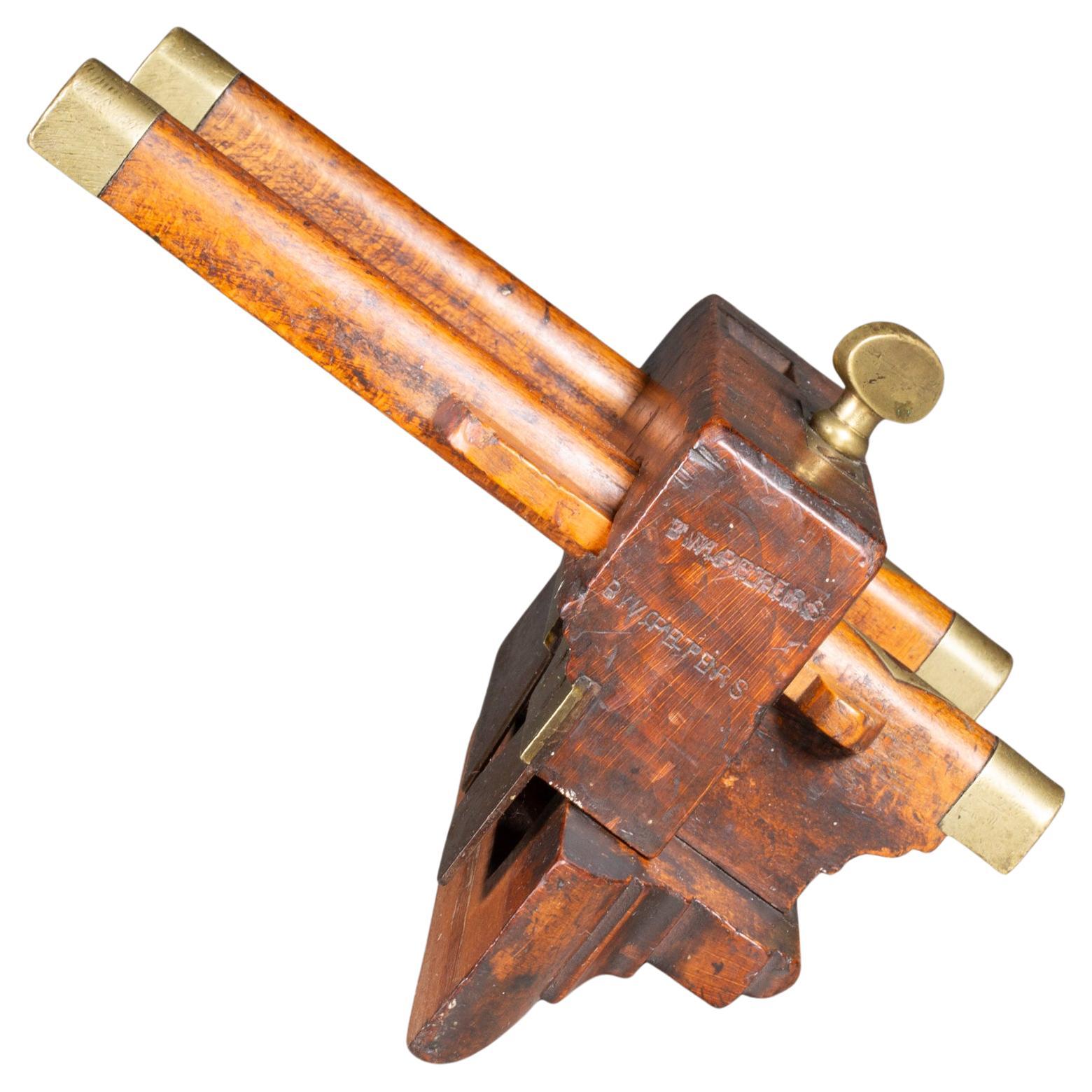CIRCA

Pialla da falegname in legno massiccio con accenti in acciaio e bronzo. Stampato su entrambi i lati. 

    CREATORE Varville & Son, York, Regno Unito. 
    Data di fabbricazione: 1870-1900 circa. 
    MATERIALI E TECNICHE Acciaio, Legno,
