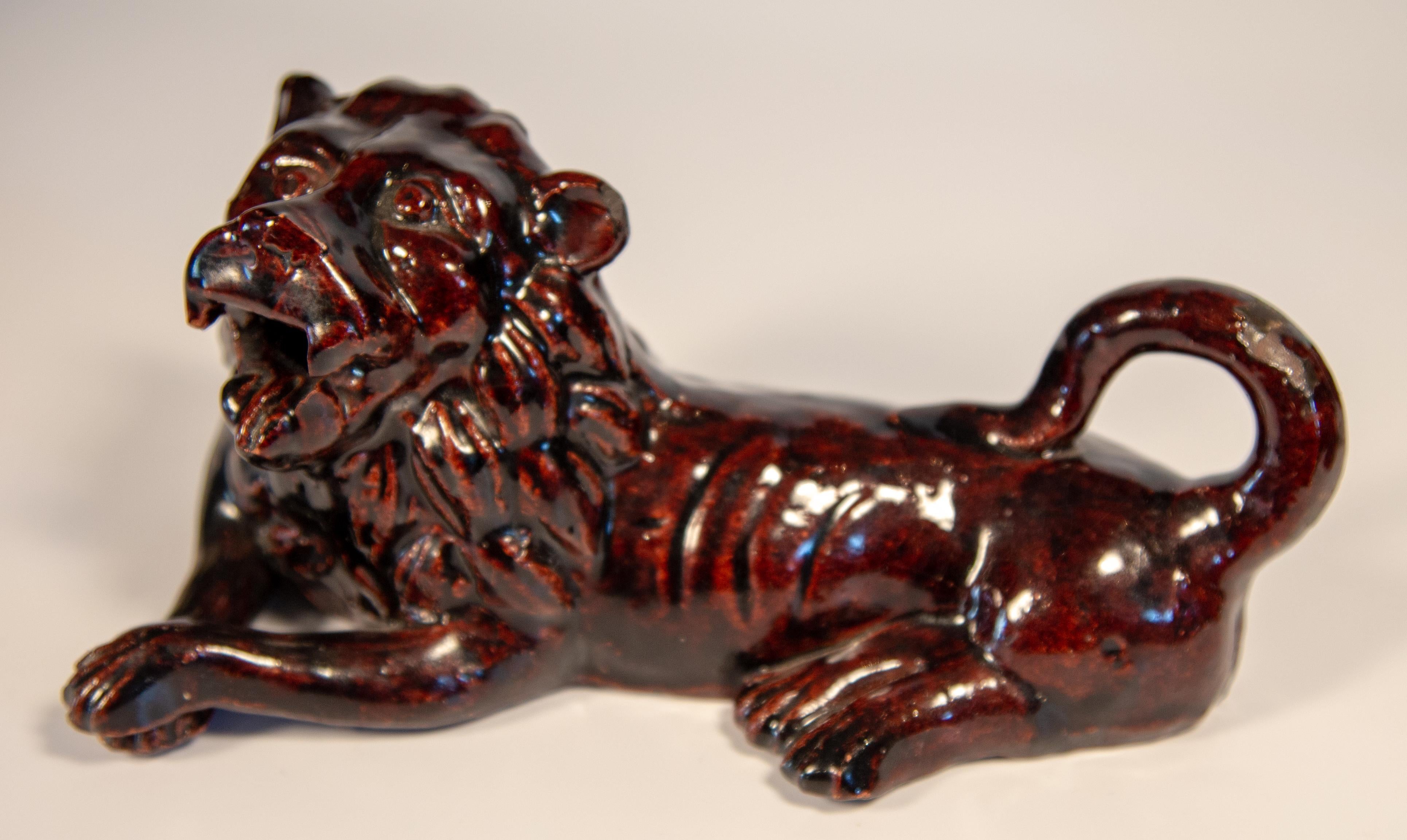 Kollektion von fünf englischen glasierten Treacle-Keramik, Löwen und Büsten aus dem 19. Jahrhundert im Zustand „Gut“ im Angebot in San Francisco, CA