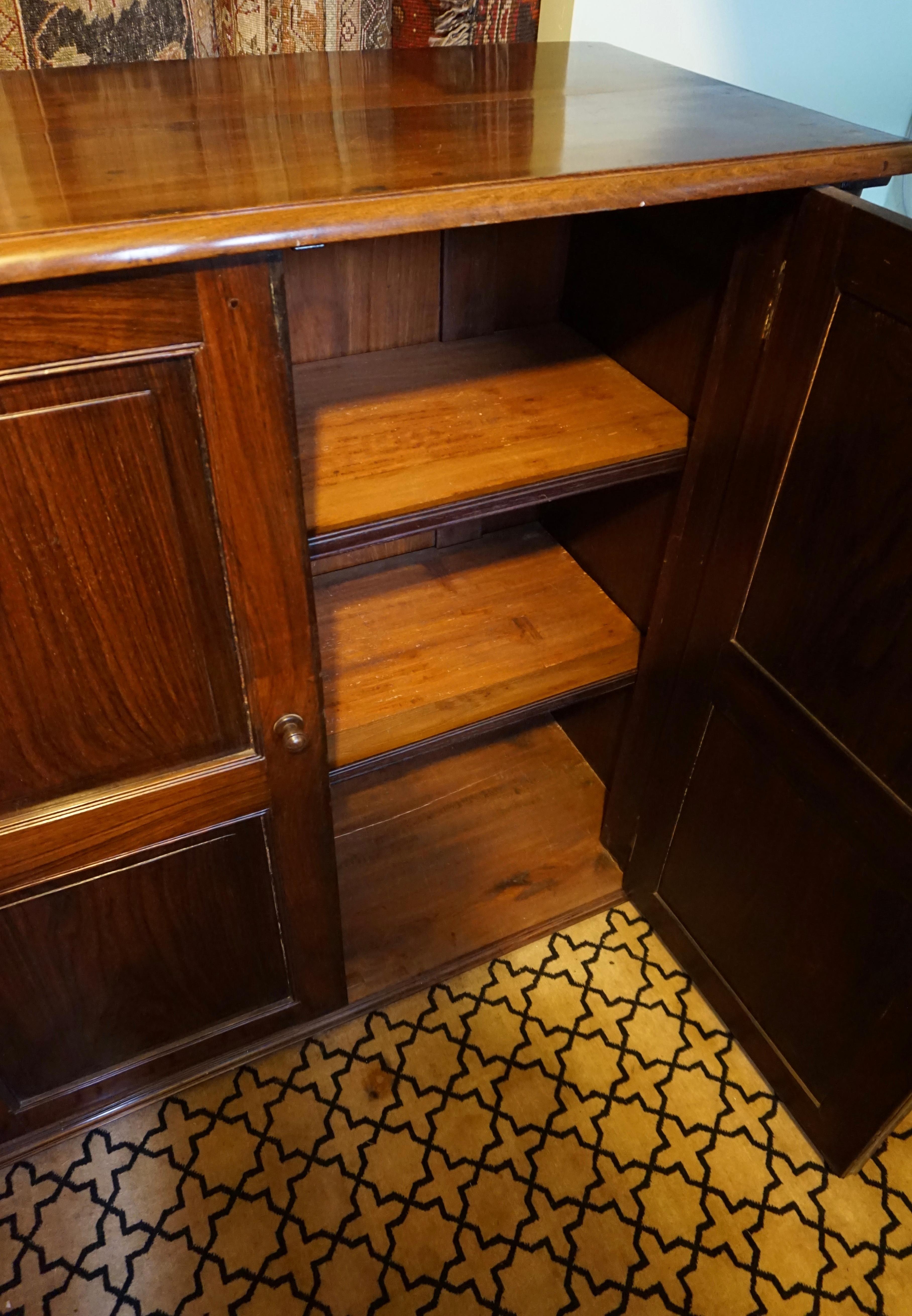 Meuble de rangement colonial en lin sculpté en bois de rose avec colonnes torsadées en vente 6