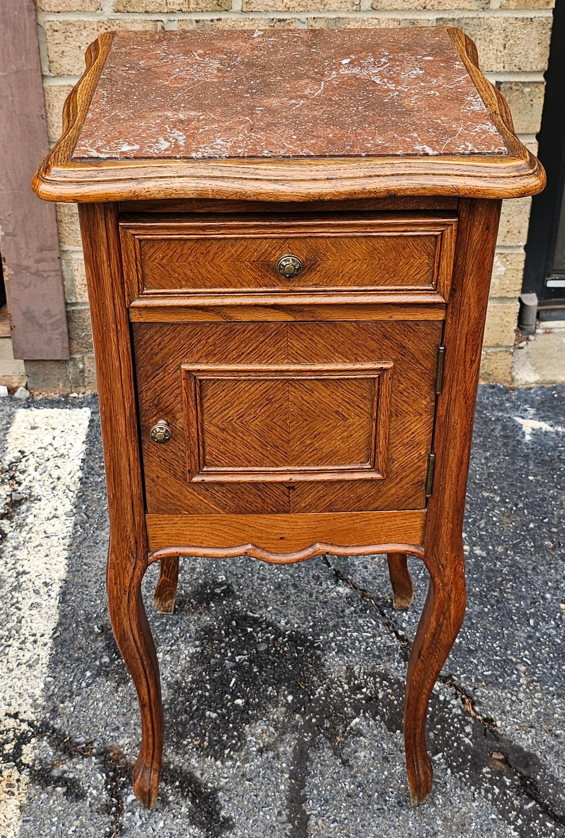 19. Jh. Kontinentaler Beistelltisch mit Marmorplatte aus Nussbaumholz und Humidor aus Porzellan (Neorenaissance) im Angebot