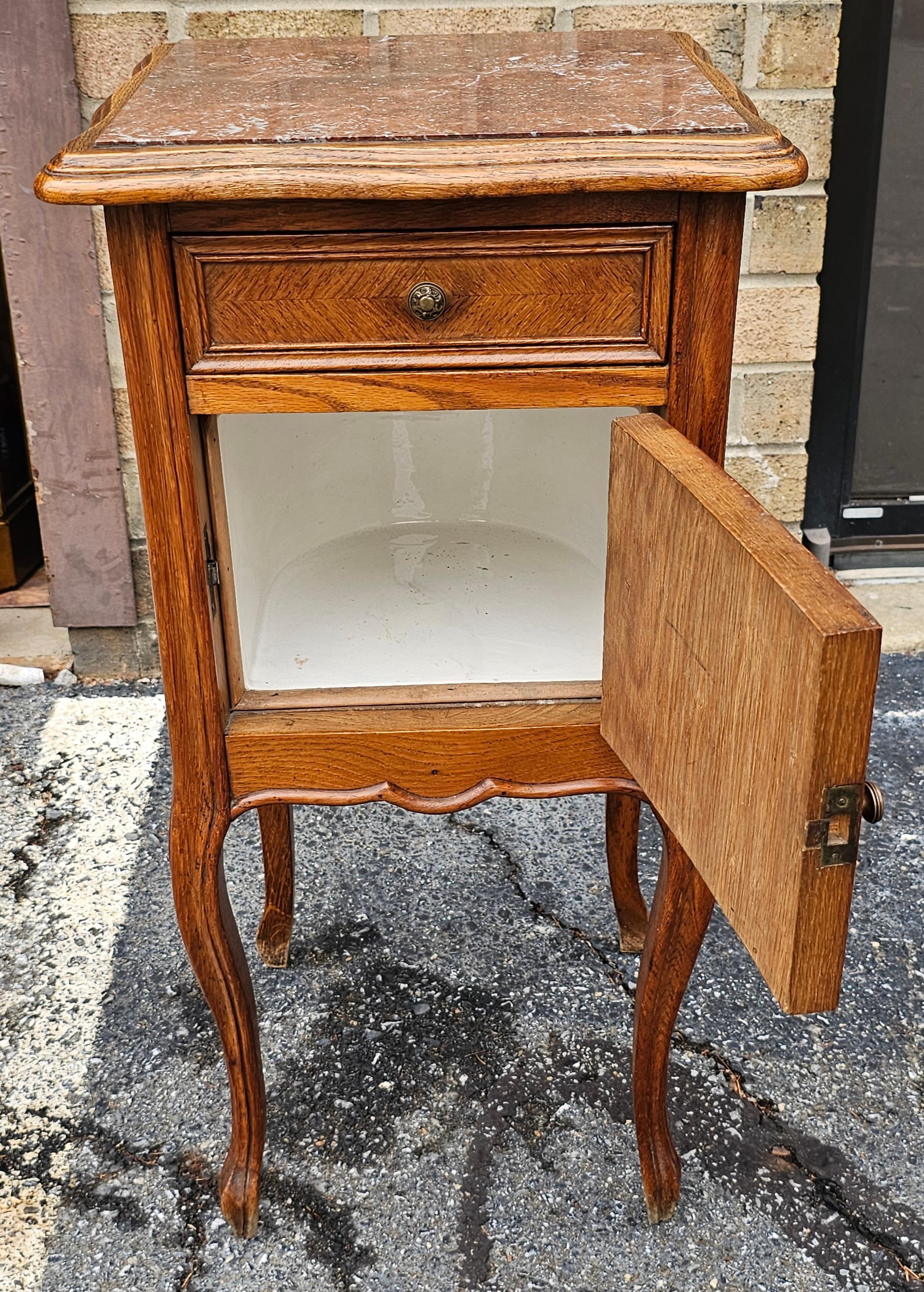 19. Jh. Kontinentaler Beistelltisch mit Marmorplatte aus Nussbaumholz und Humidor aus Porzellan (amerikanisch) im Angebot