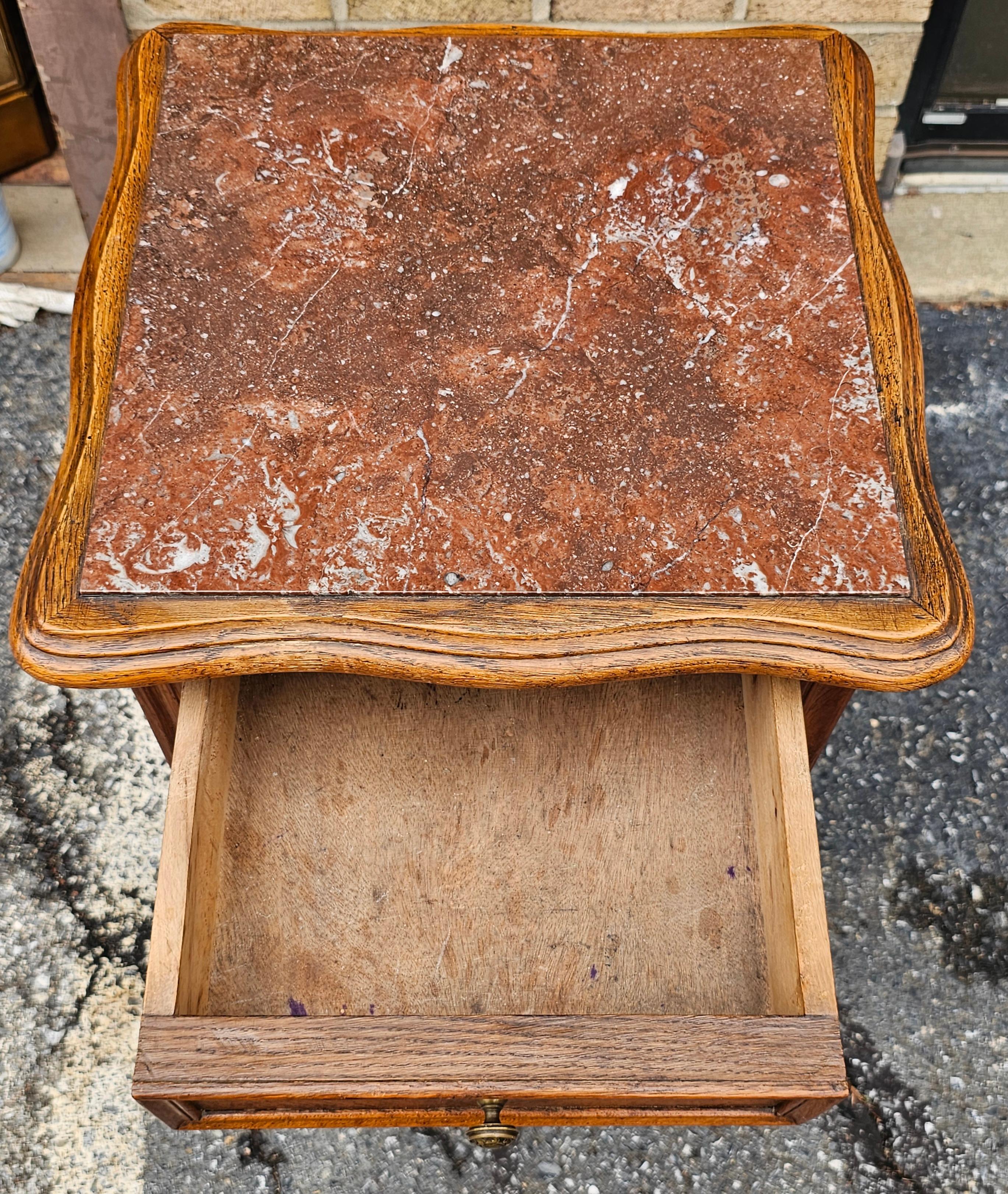 19. Jh. Kontinentaler Beistelltisch mit Marmorplatte aus Nussbaumholz und Humidor aus Porzellan (Geschnitzt) im Angebot