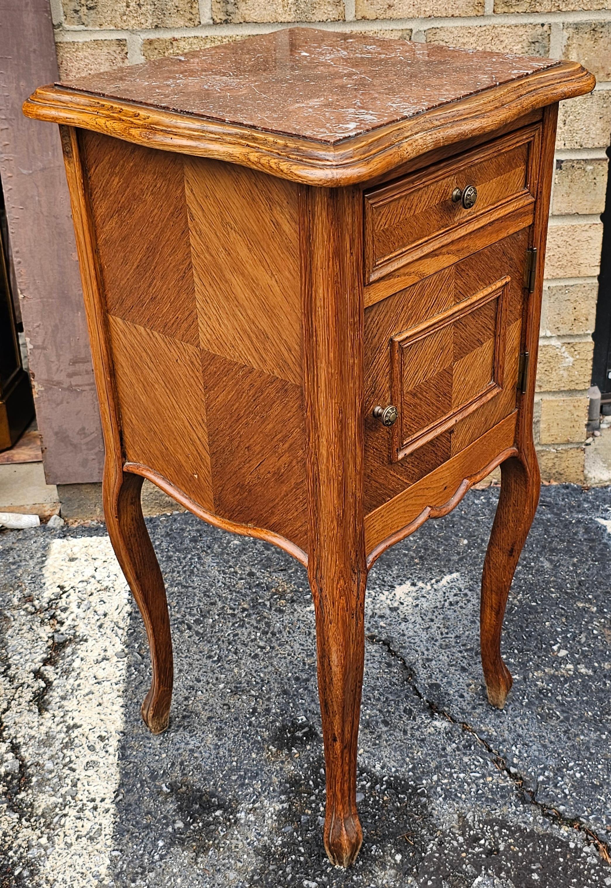 19. Jh. Kontinentaler Beistelltisch mit Marmorplatte aus Nussbaumholz und Humidor aus Porzellan im Zustand „Gut“ im Angebot in Germantown, MD