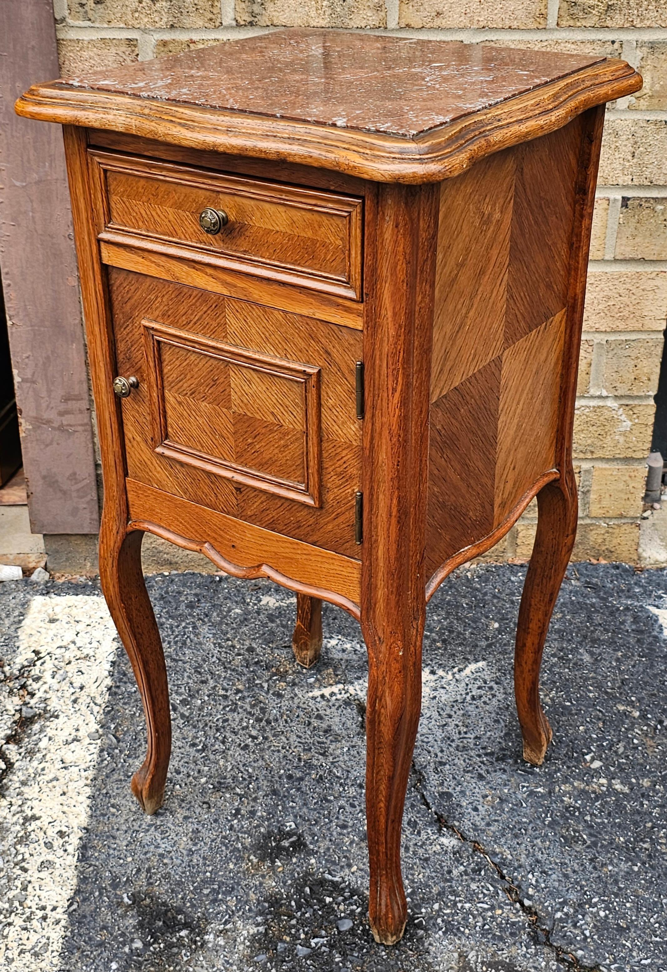 19. Jh. Kontinentaler Beistelltisch mit Marmorplatte aus Nussbaumholz und Humidor aus Porzellan (19. Jahrhundert) im Angebot