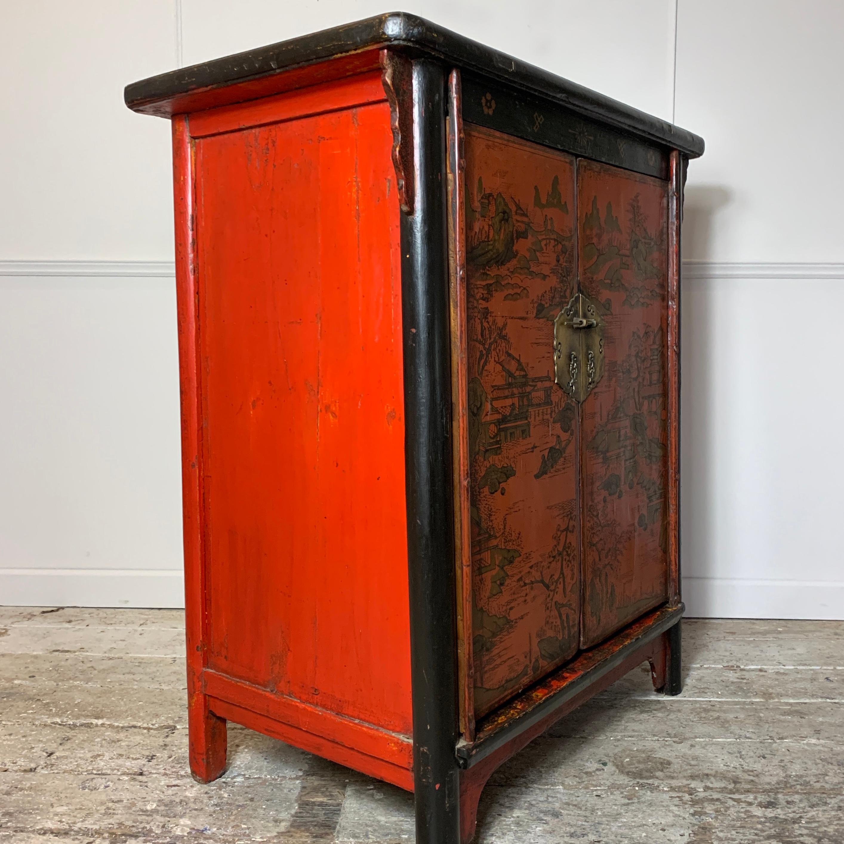 Cabinet de Chinoiserie du 19ème siècle, rouge cramoisi sur fond noir en vente 2