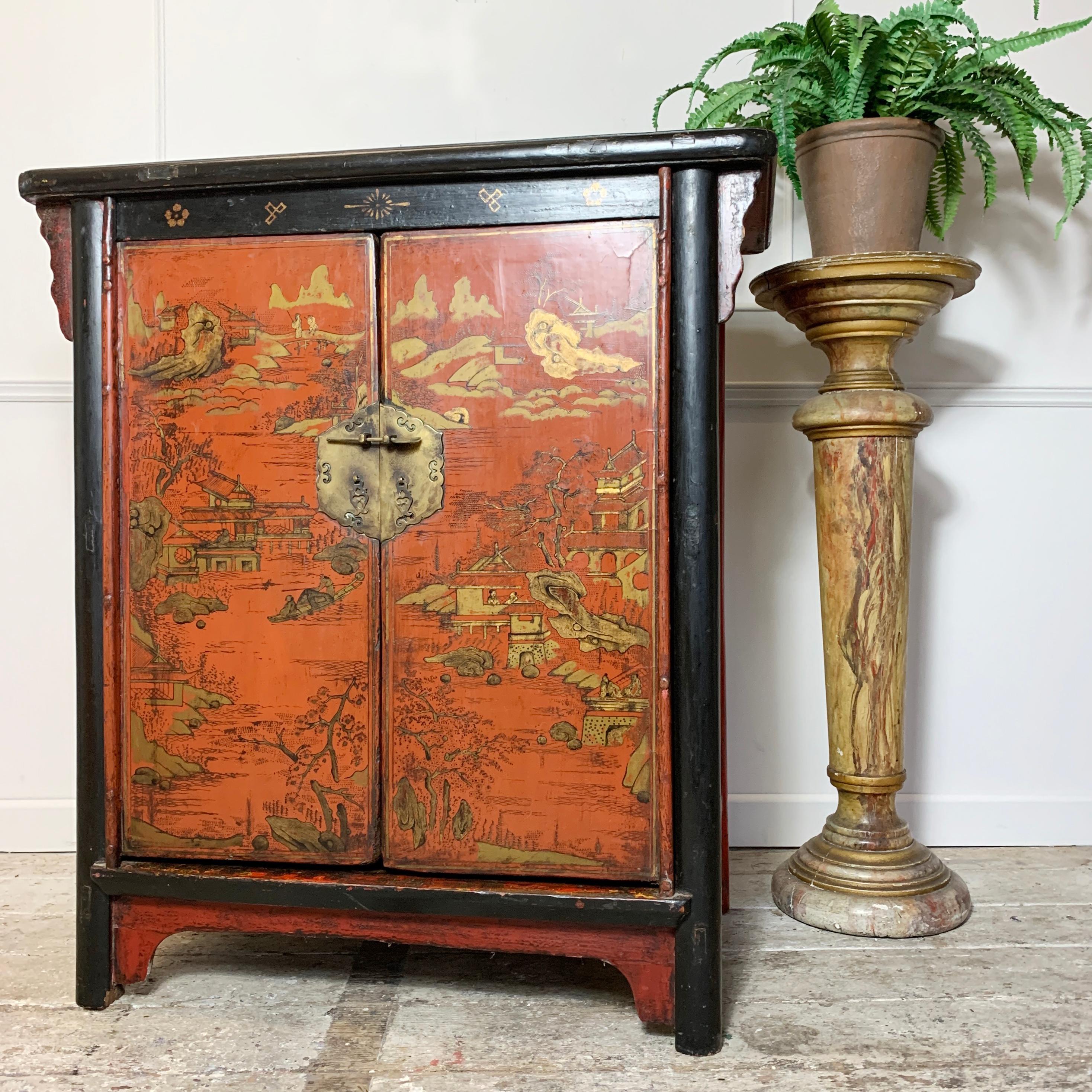 Chinoiseries Cabinet de Chinoiserie du 19ème siècle, rouge cramoisi sur fond noir en vente