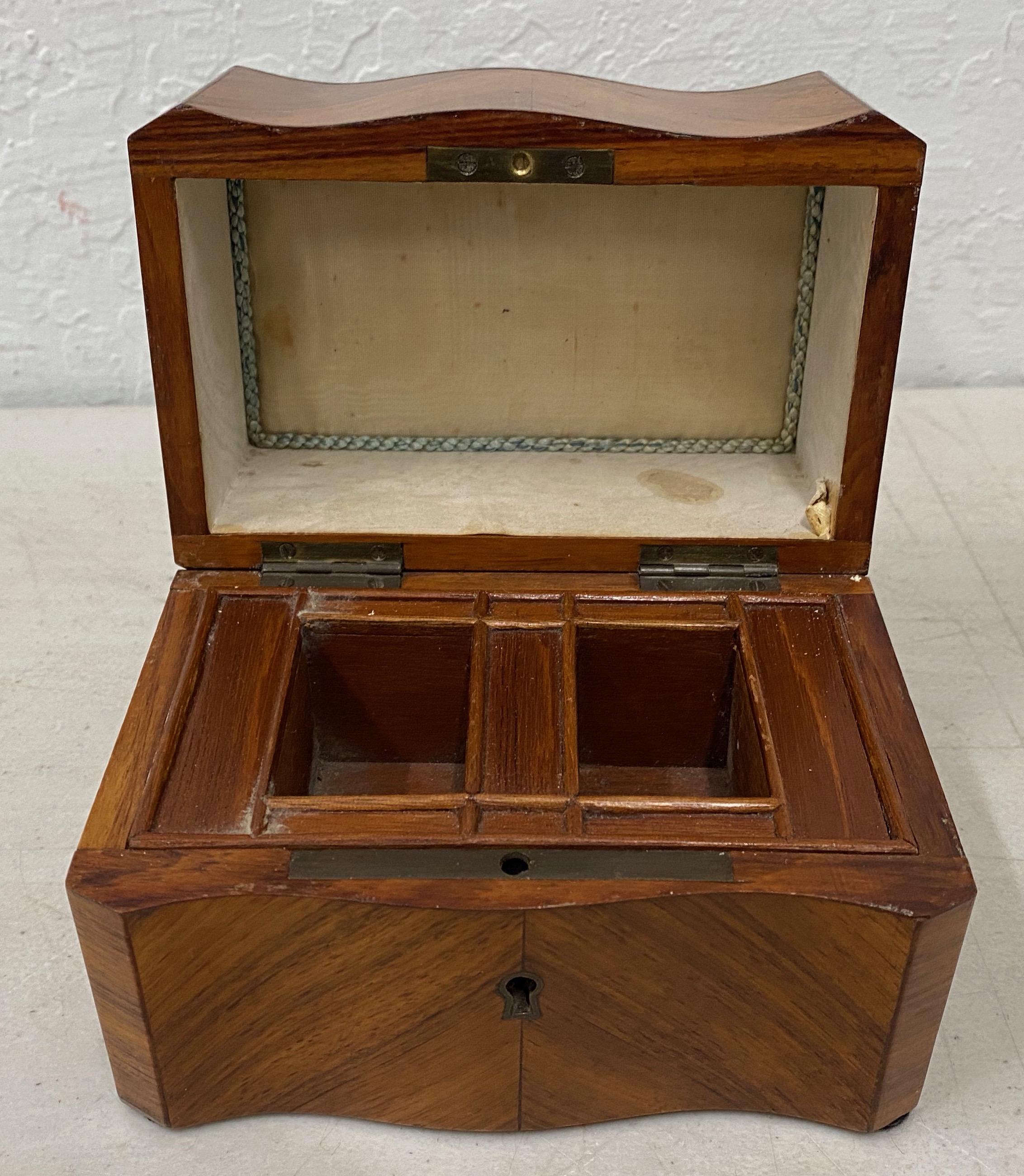 19th century crossbanded mahogany box with brass inlay

Beautiful old box with fitted interior. We don't know what this box originally held, but it would be a great jewelry box.

Dimensions 5.5