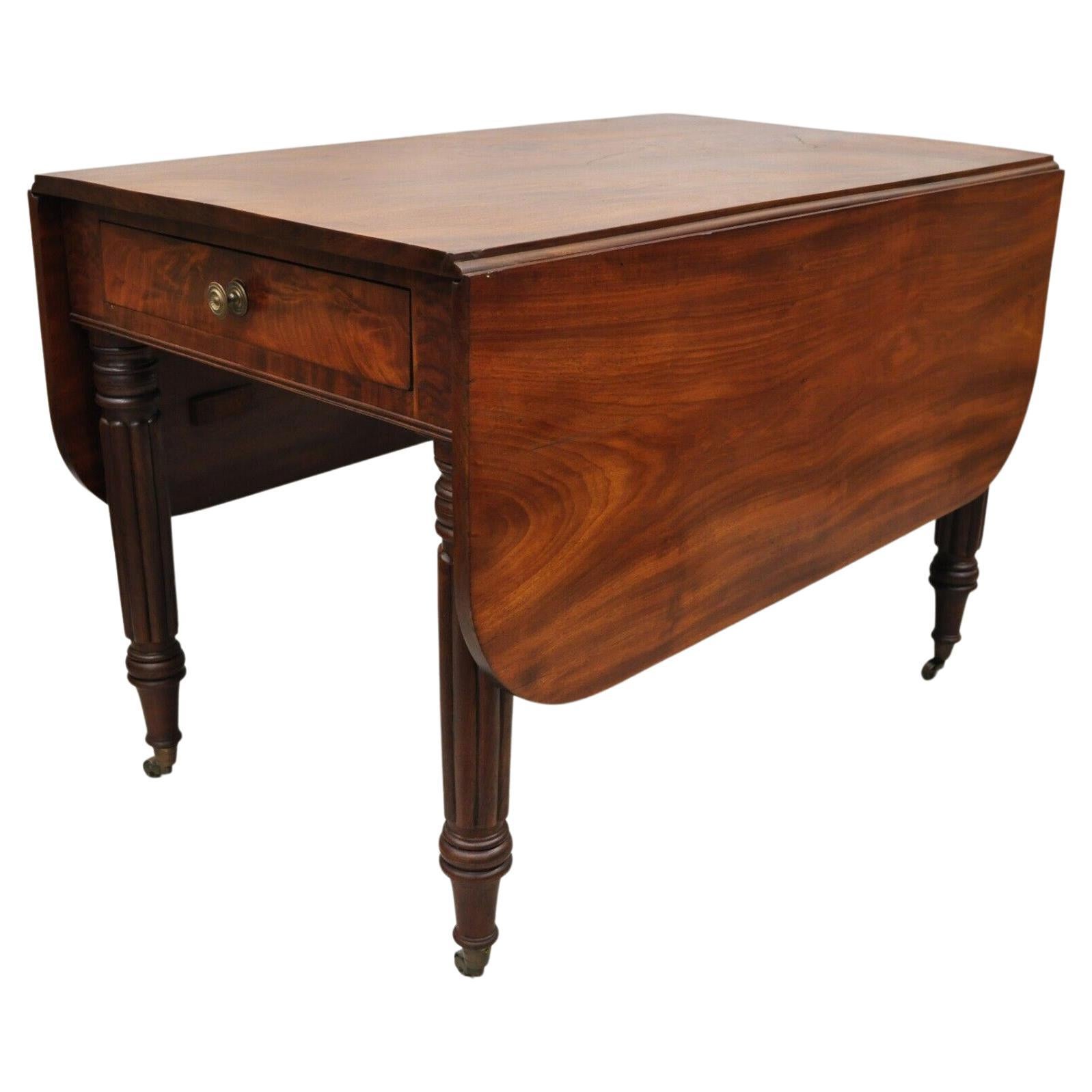 Table de salle à manger à abattant et tiroir en acajou du 19e siècle de style fédéral en vente