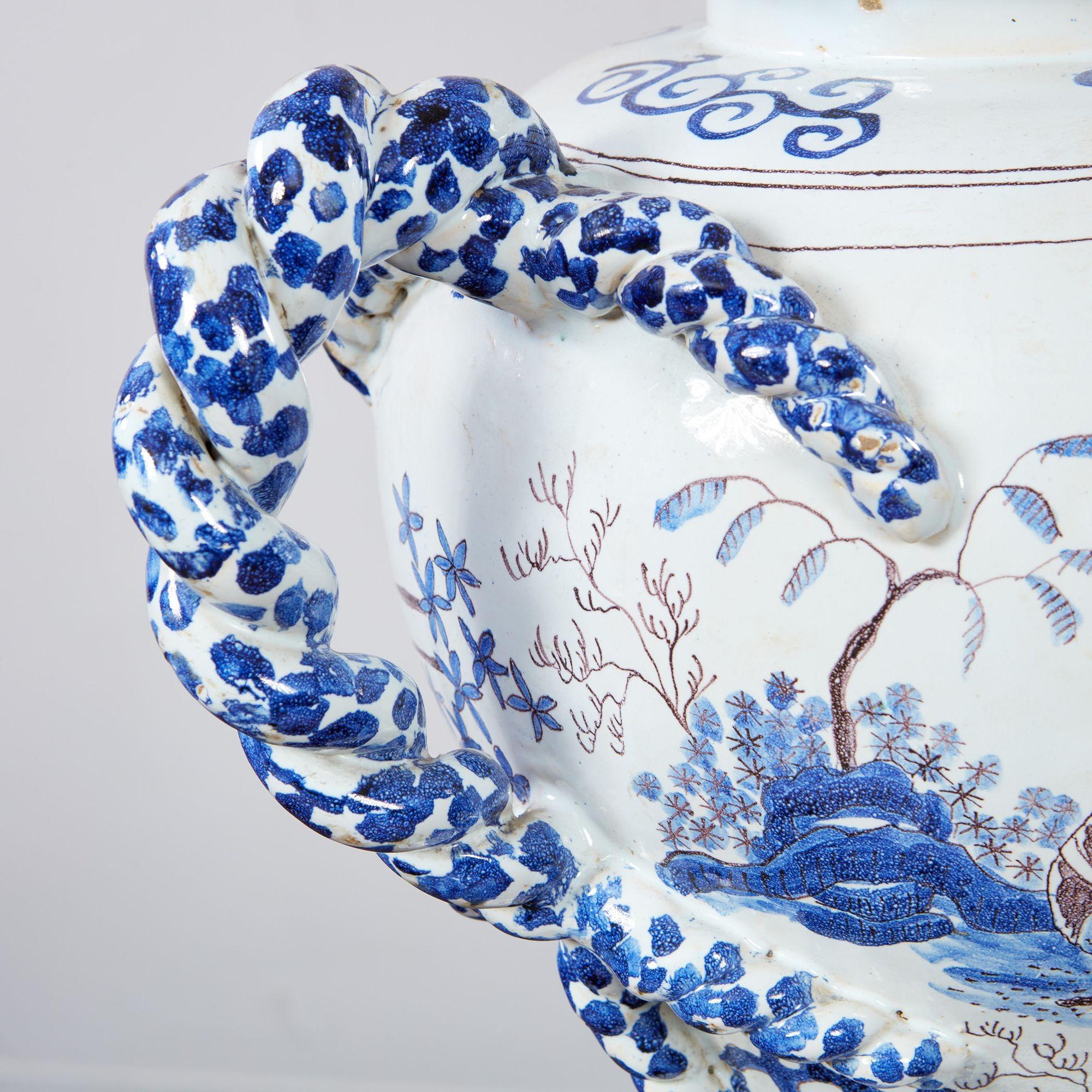 Porcelaine 19e s. Urne à couvercle Delft en vente
