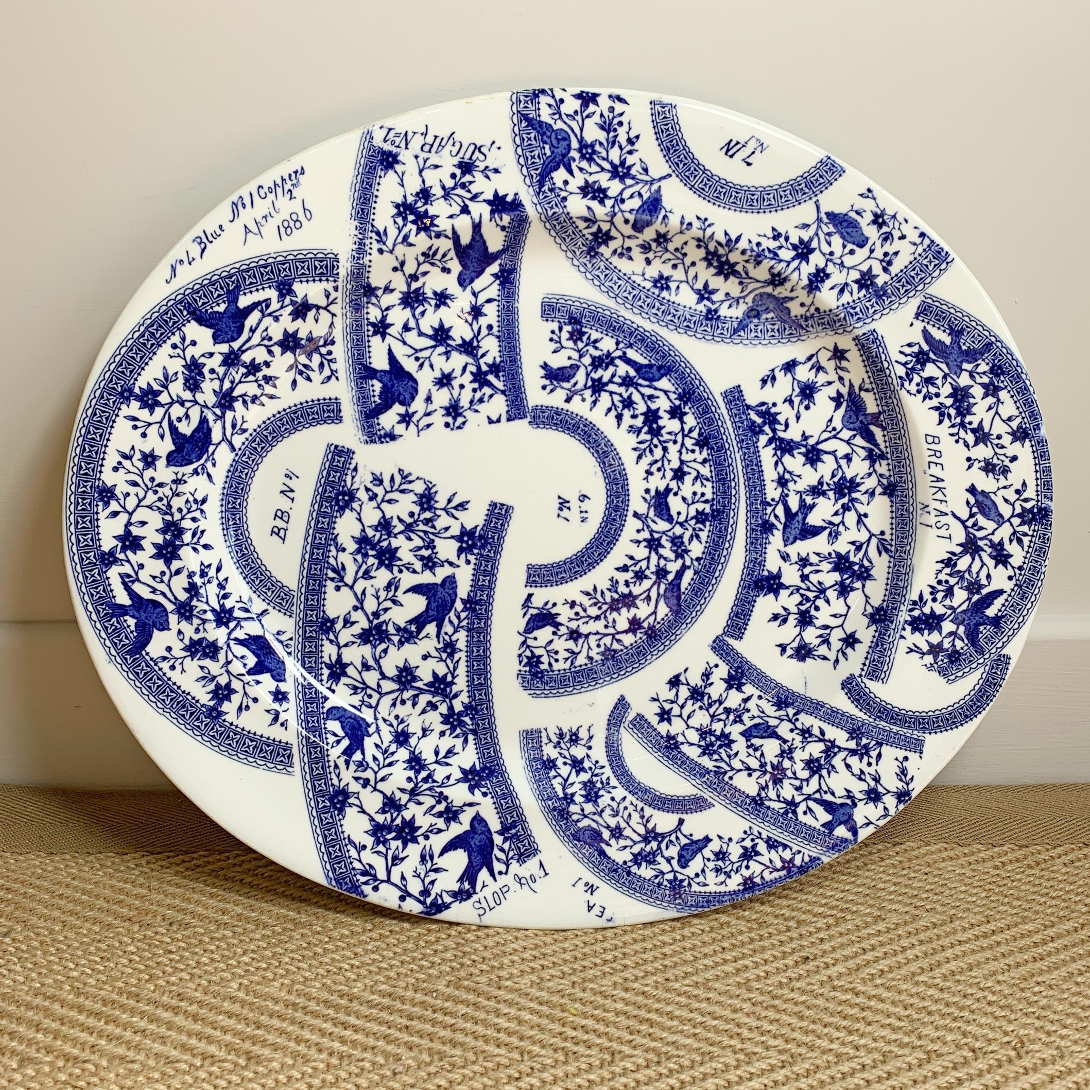 Très rare et inhabituelle assiette d'échantillon d'usine à motif de transfert bleu et blanc, pour la Derby Pottery, (plus tard la Royal Crown Derby pottery), motif de transfert datant de la fin du 19ème siècle, bien que l'assiette elle-même soit