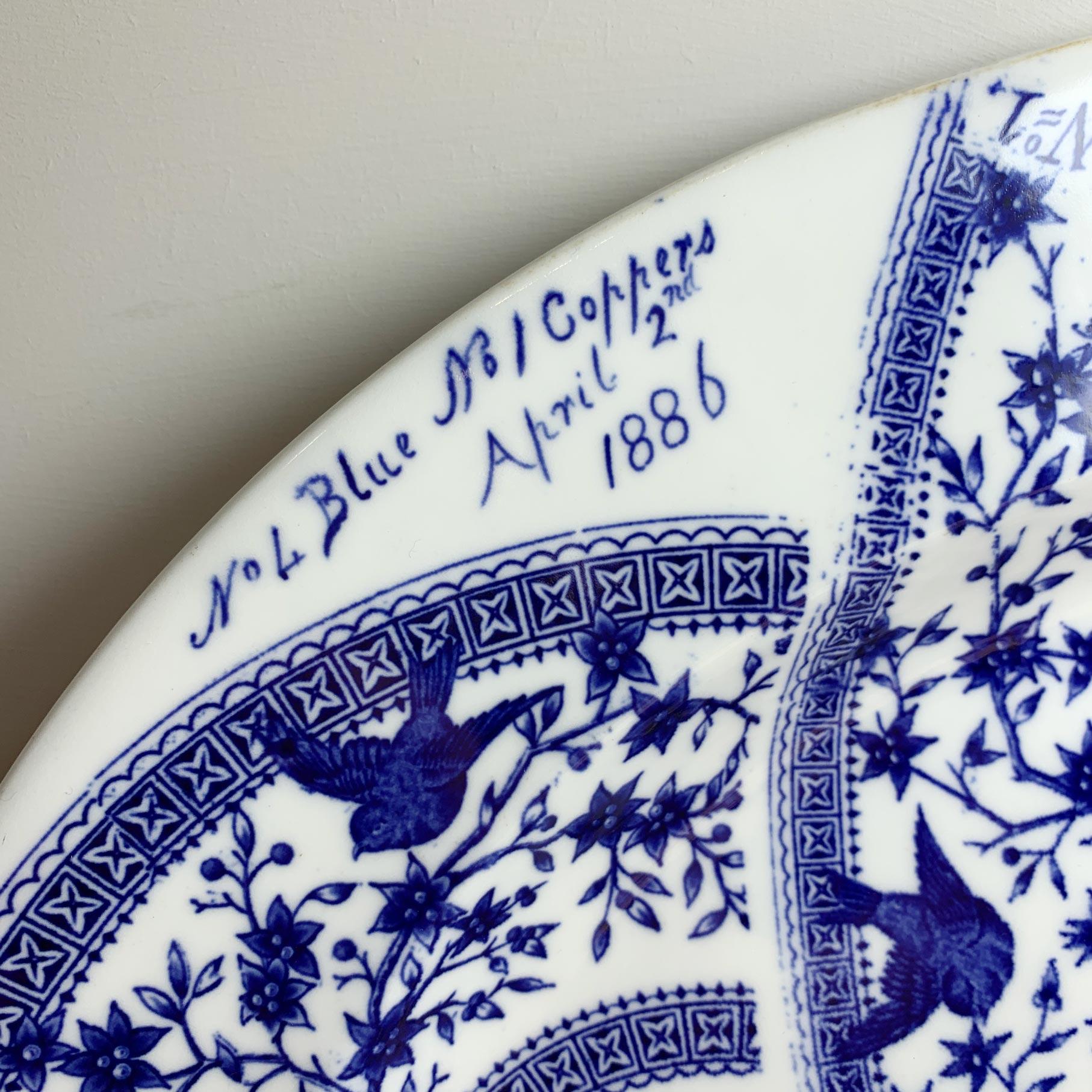 Blauer und weißer Derby Pottery-Teller mit Muster aus dem 19. Jahrhundert (Frühviktorianisch) im Angebot