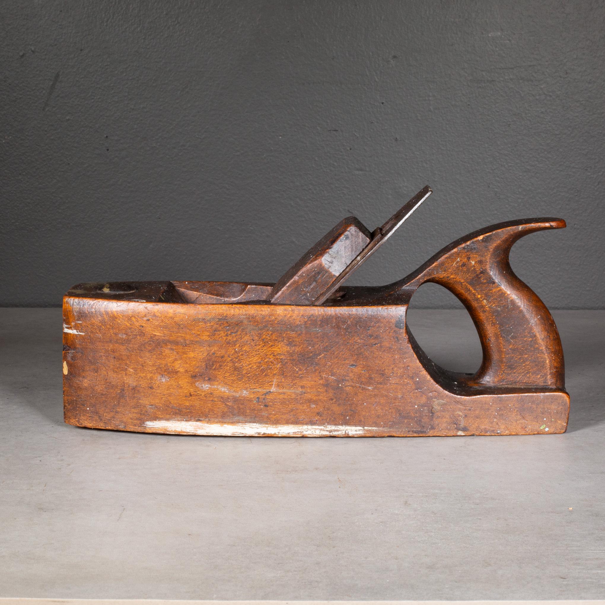 À PROPOS DE

Rare rabot à cercueil lisse à manche en D. 

    CRÉATEUR D.R. Barton. 
    DATE DE FABRICATION c.1832. 
    MATÉRIAUX ET TECHNIQUES Noyer, acier. 
    CONDITION Bon. Usure conforme à l'âge et à l'utilisation.
    DIMENSIONS H 5.25 in.