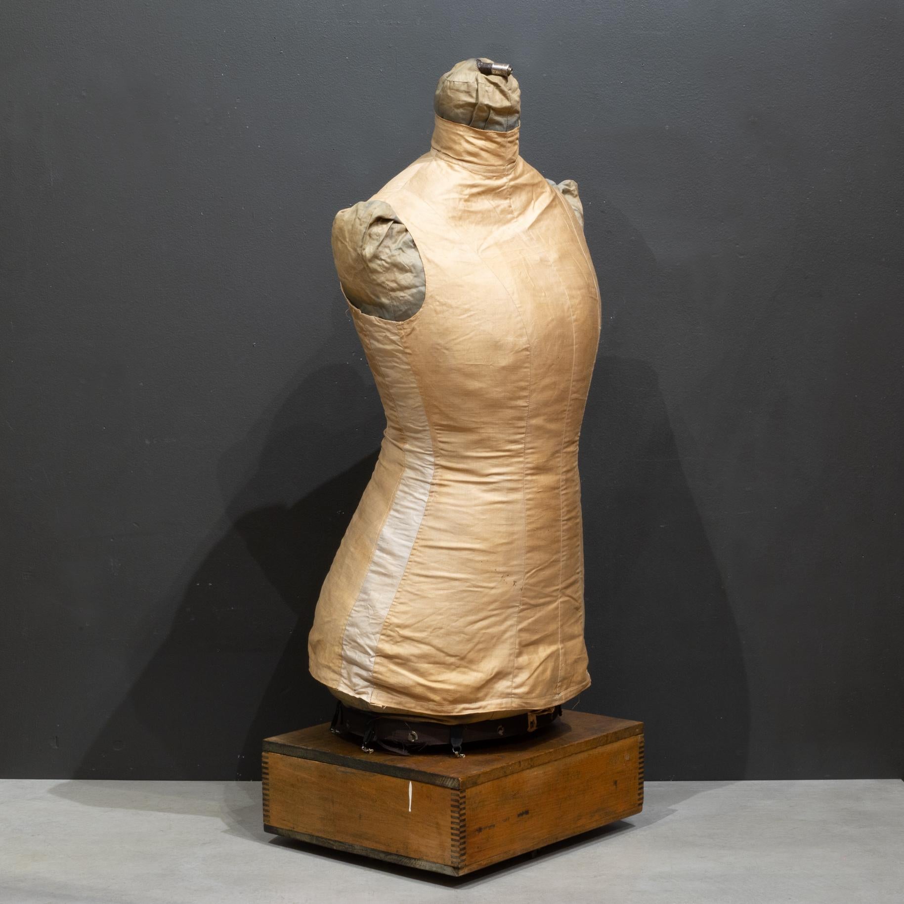 ACERCA DE

Un antiguo maniquí de modista hinchable sobre un pedestal de madera. Etiqueta e instrucciones originales. Tejido sobre una cámara de aire interior. Carpintería de cola de milano en el maletín. Se guarda perfectamente. 

    CREADOR Pheu