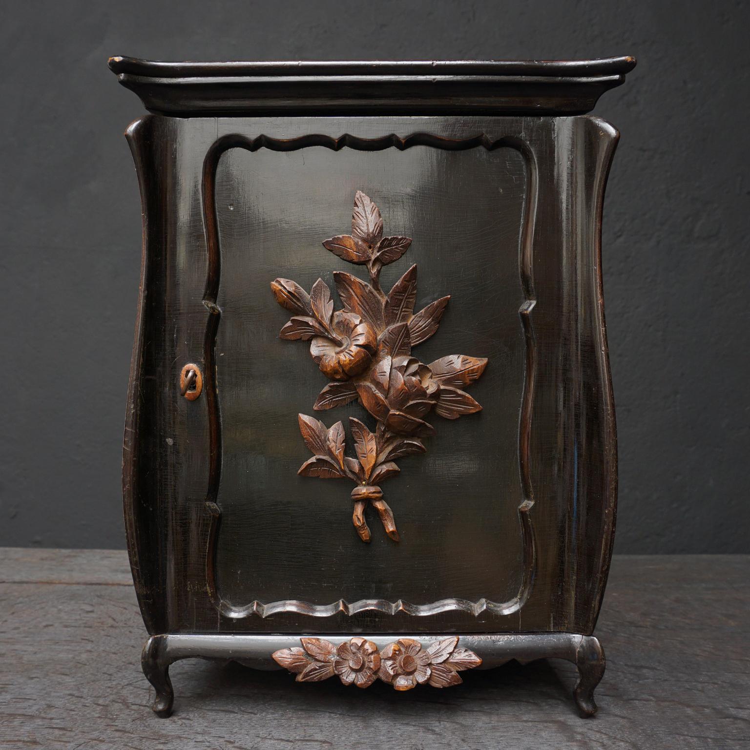 Adorable little 19th century Dutch oak and mahogany cigar cabinet with 5 drawers.
The oak drawers each are decorated at the front with glossy walnut and a little hand-turned handles.
The cabinet itself is made of blackened and carved oak and