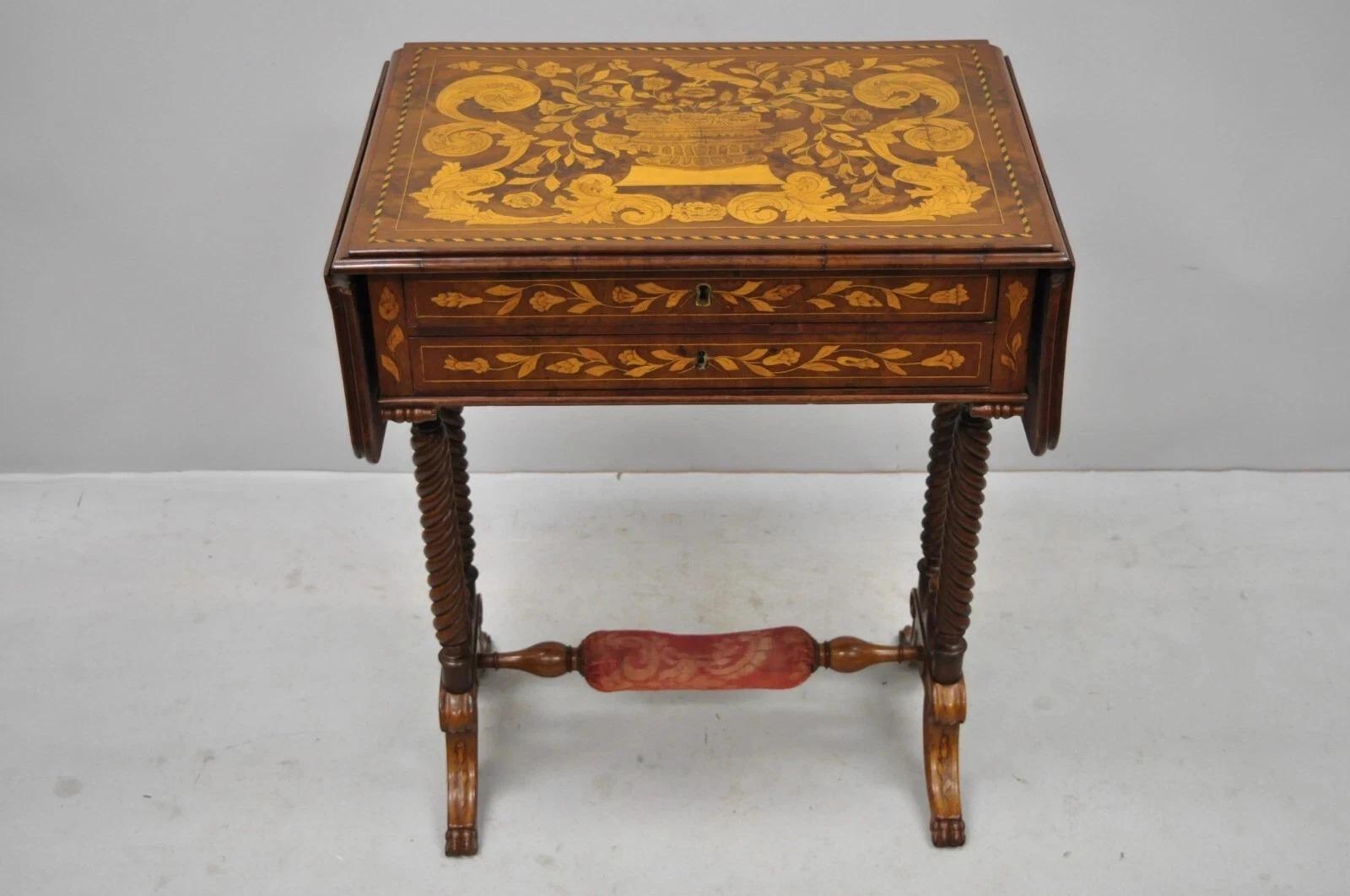 Ancienne table d'appoint en marqueterie hollandaise de style Regency. L'objet présente une marqueterie florale, des côtés à feuilles tombantes, un repose-pieds rembourré, des pieds joliment sculptés, pas de clé, mais il est déverrouillé, 2 tiroirs à