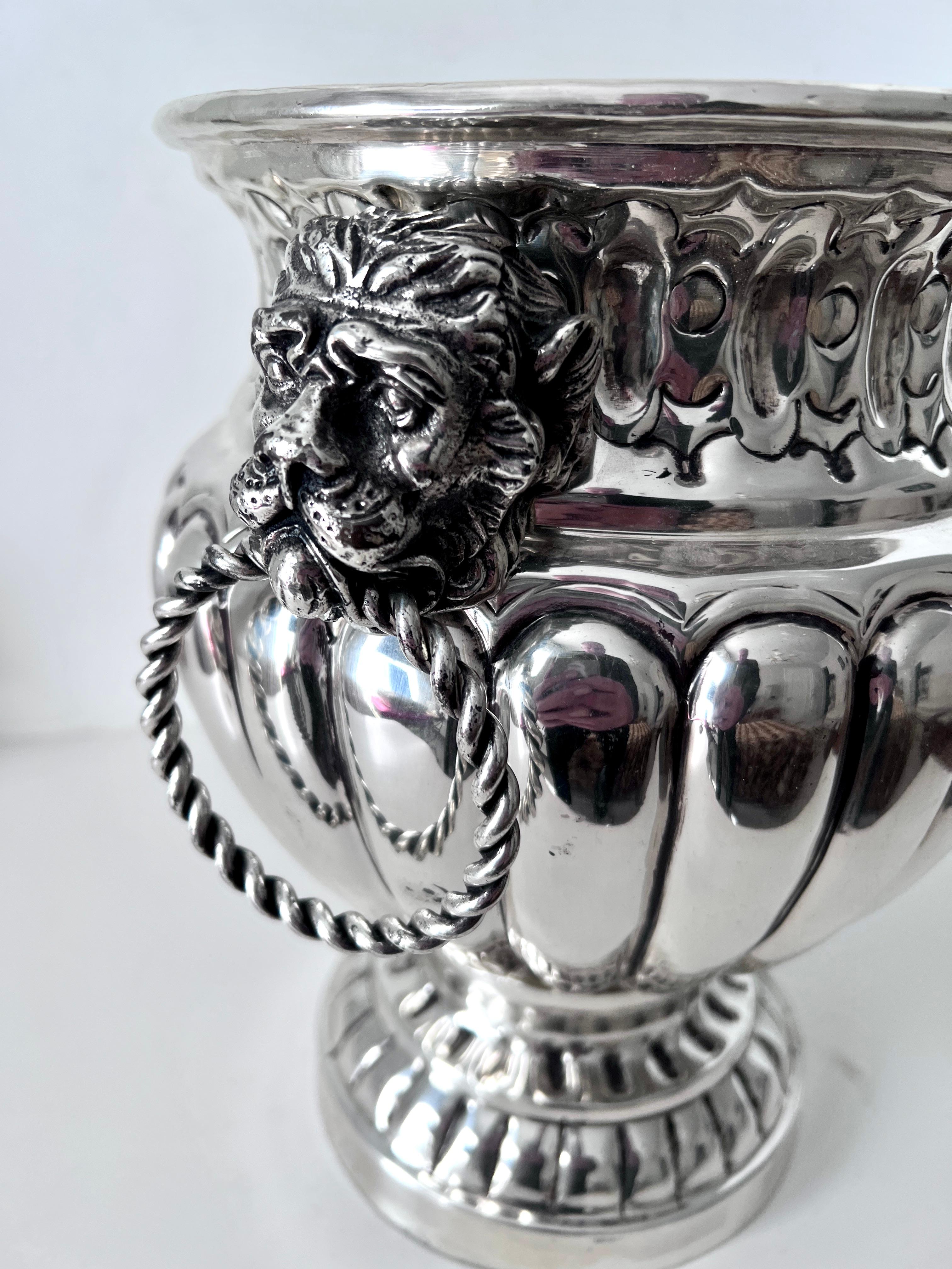 19th C .Dutch Silver Plate Ribbed Repoussé Champagne Ice Bucket with Lion Handle In Good Condition For Sale In Los Angeles, CA