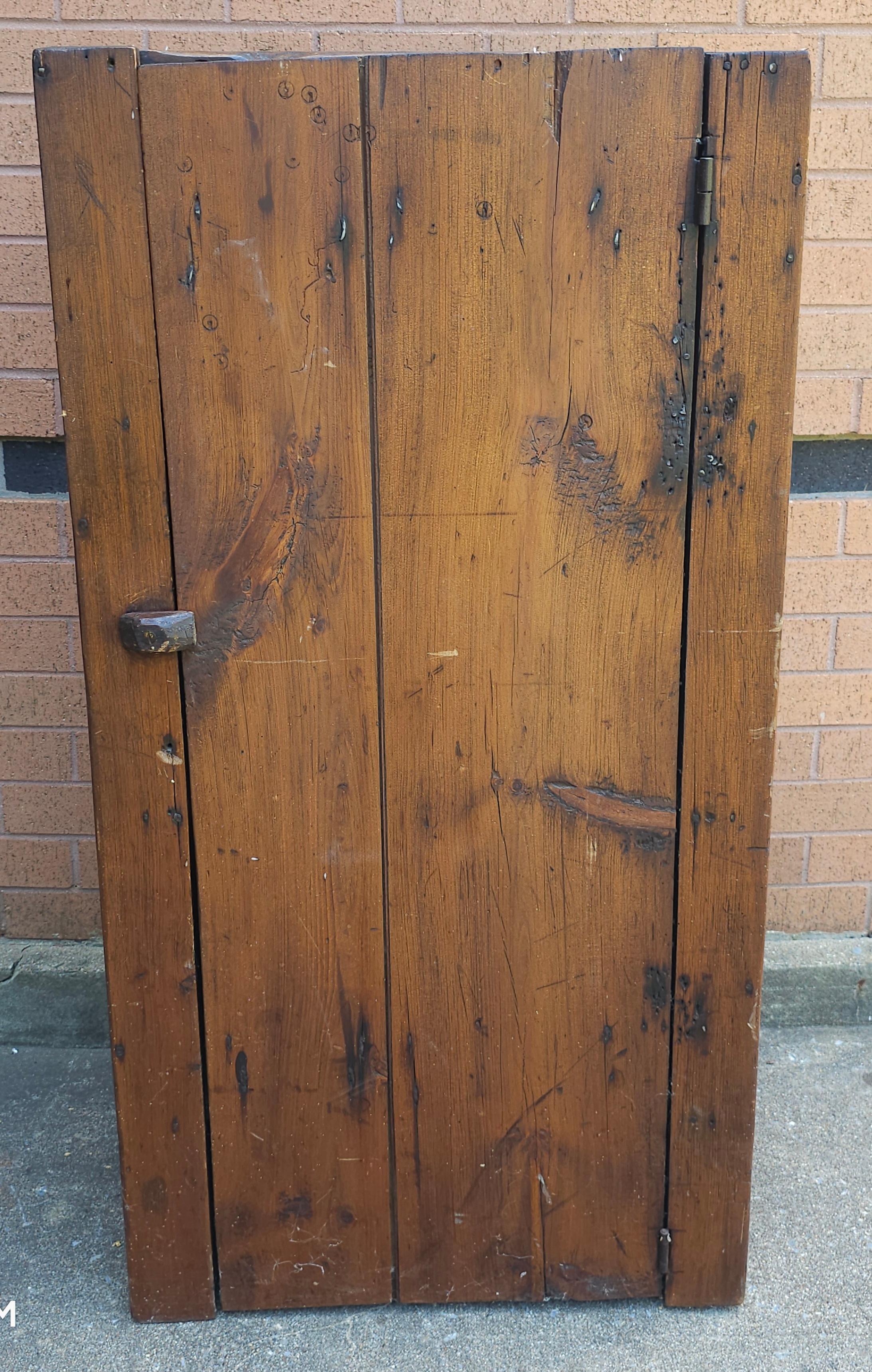 Armario de una sola puerta de pino americano de principios del siglo XIX. Mide 25