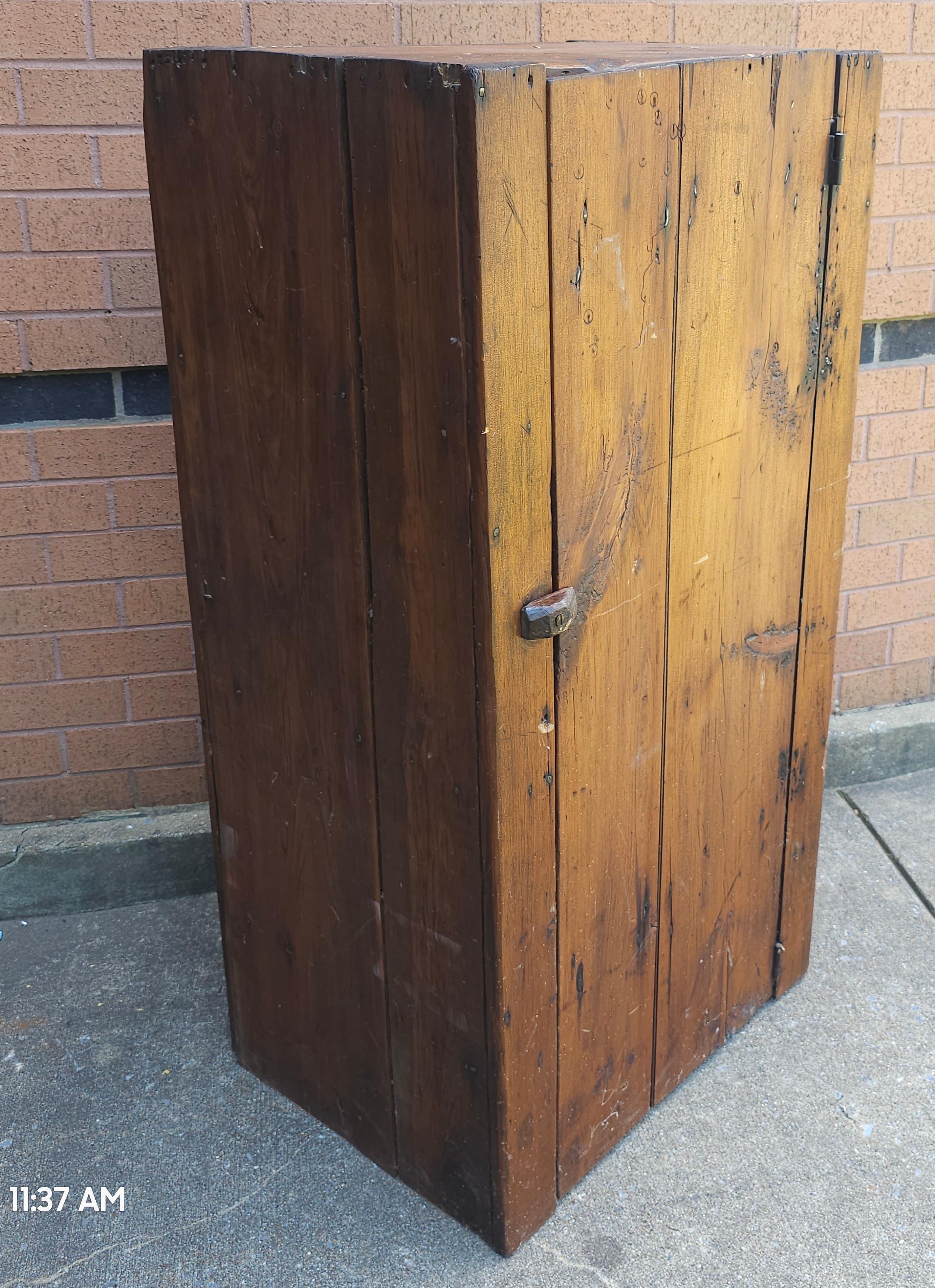 Armario de una puerta de pino americano temprano del siglo XIX Estadounidense en venta