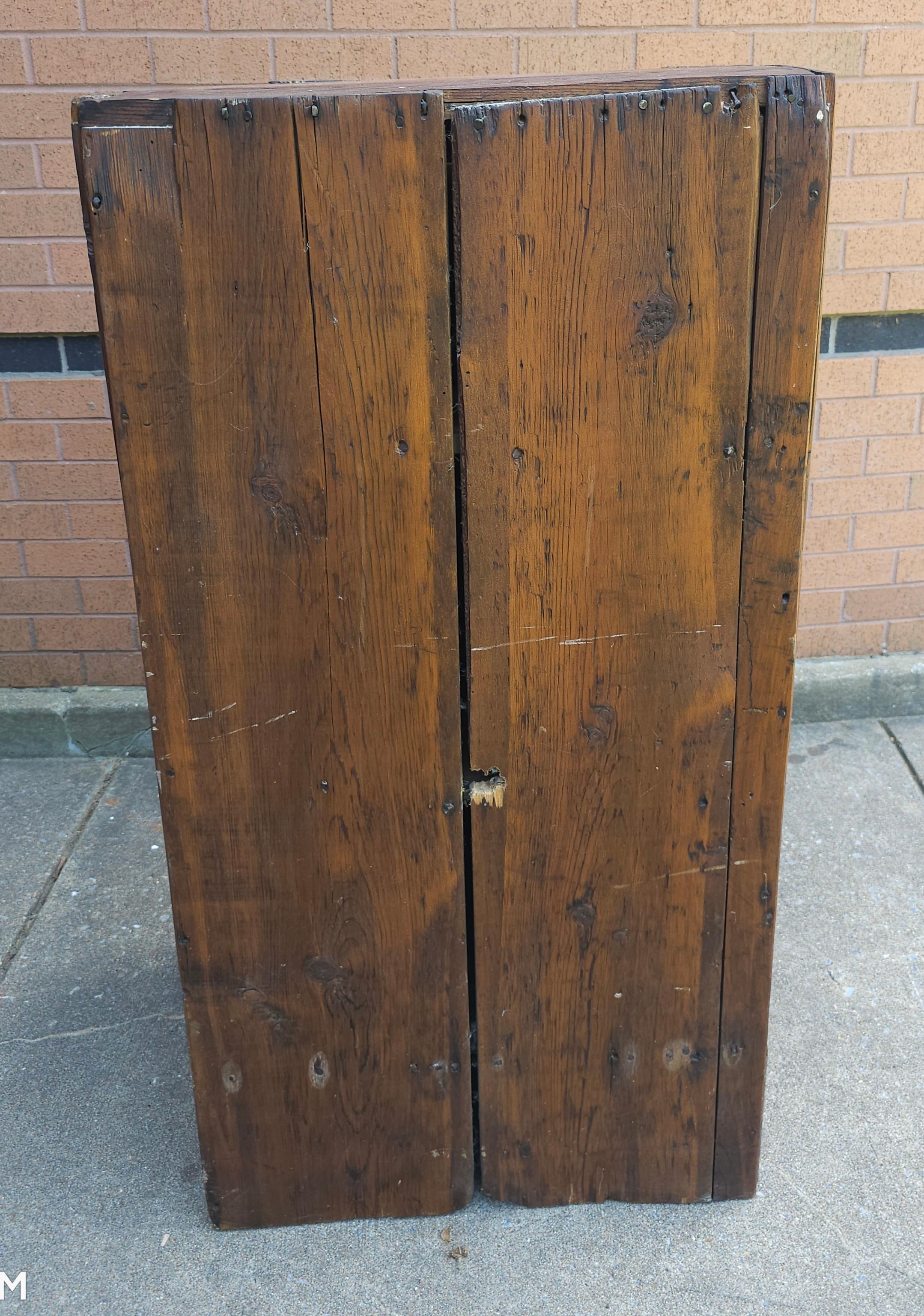 Armario de una puerta de pino americano temprano del siglo XIX Pino en venta