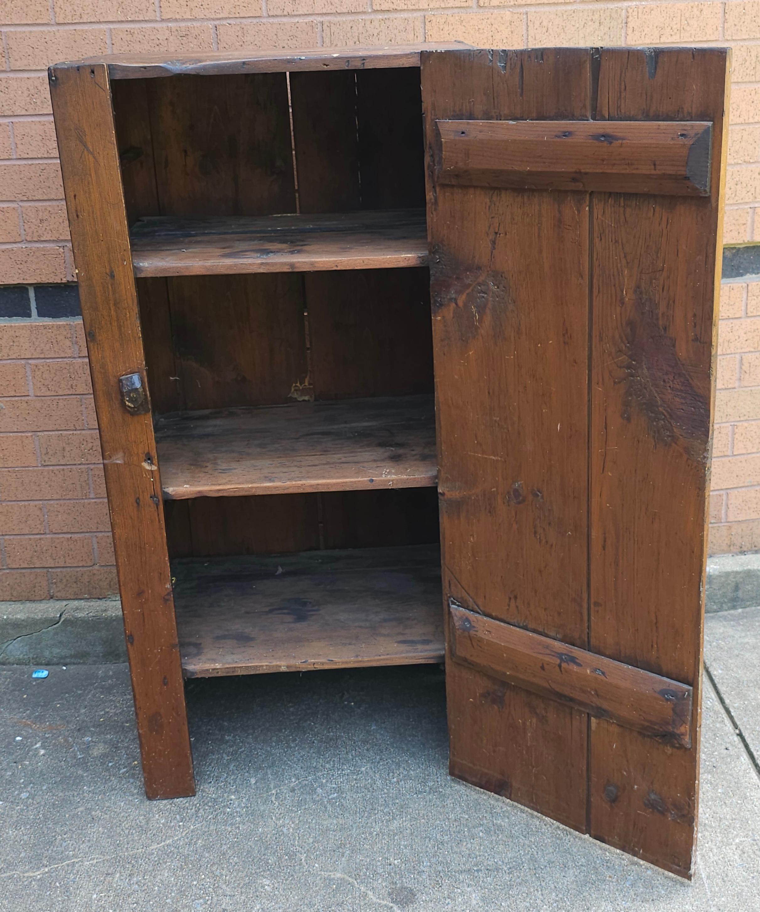 Armario de una puerta de pino americano temprano del siglo XIX en venta 1