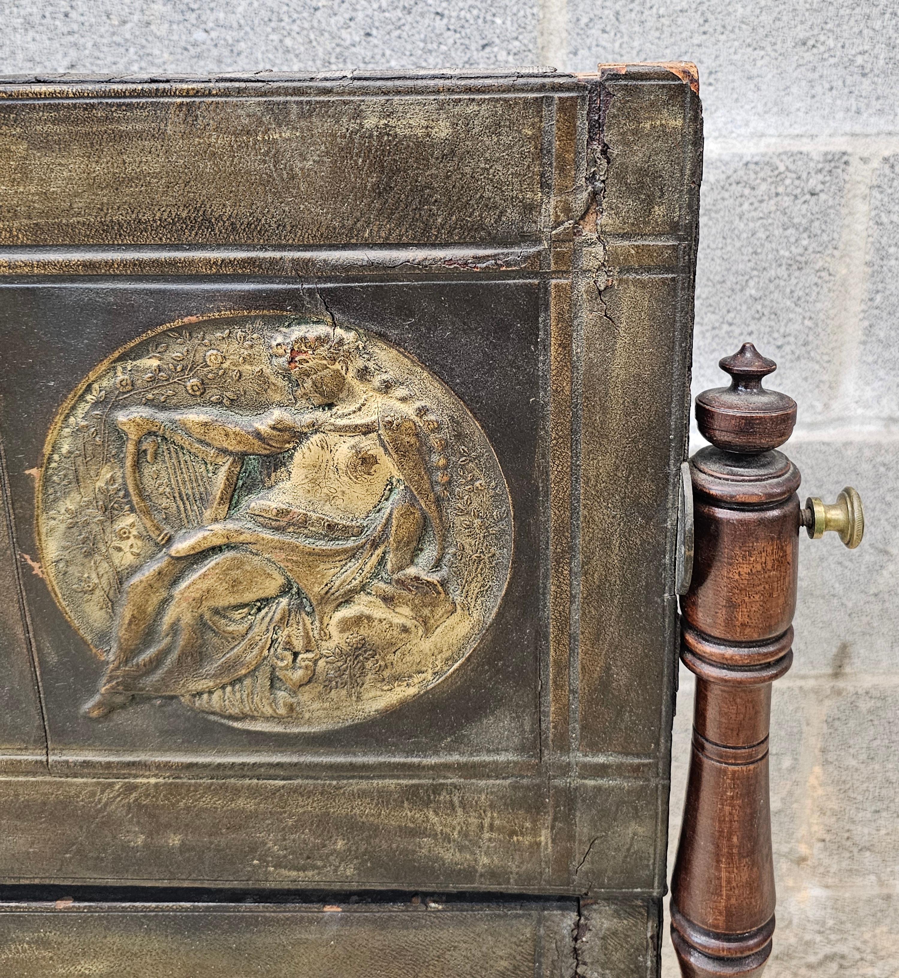 Pantalla de fuego figurativa pivotante doble de latón y metal de caoba eduardiana del s. XIX Renacimiento renacentista en venta