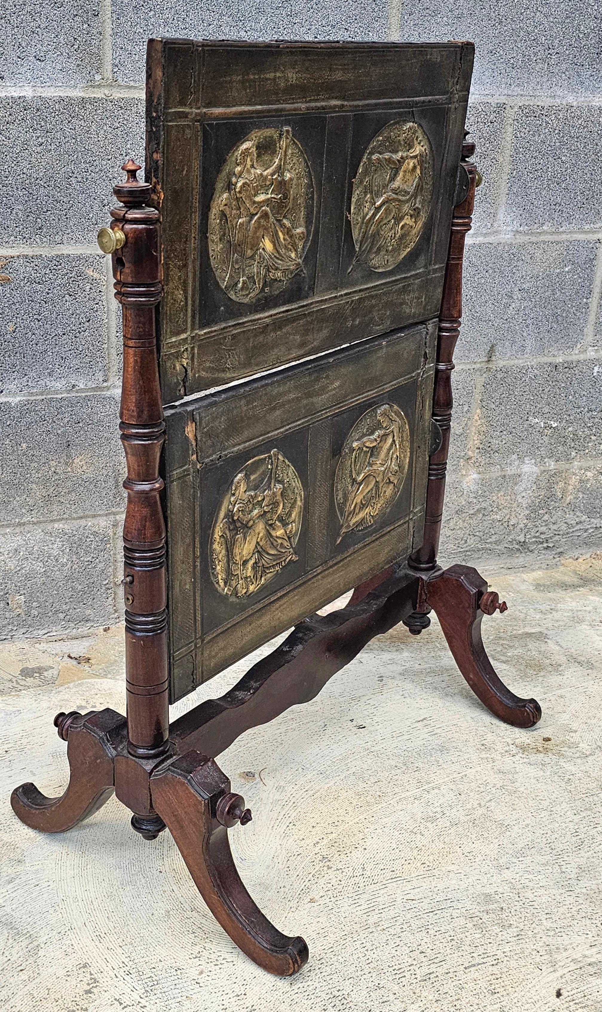 Pantalla de fuego figurativa pivotante doble de latón y metal de caoba eduardiana del s. XIX en Bueno estado para la venta en Germantown, MD