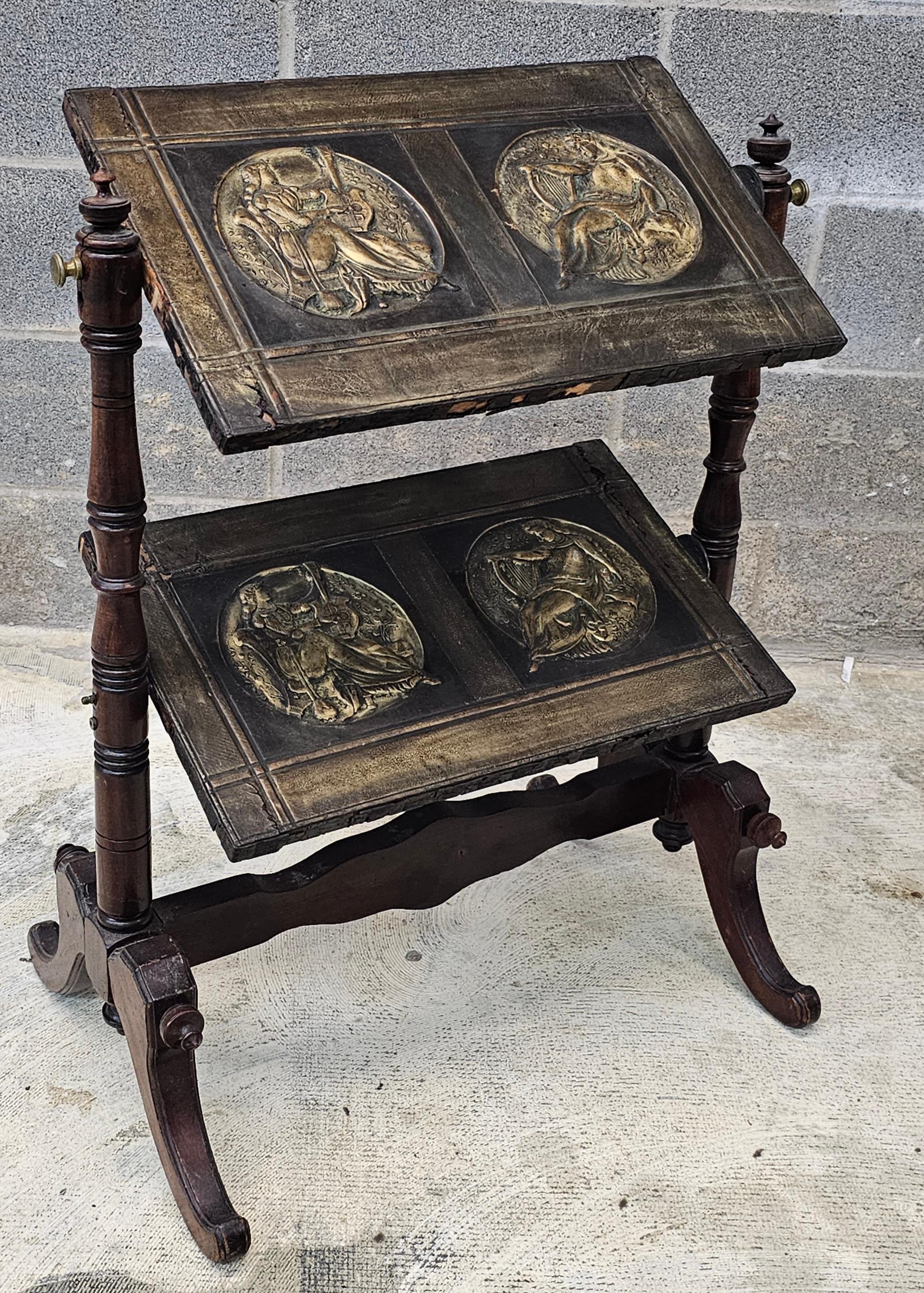Pantalla de fuego figurativa pivotante doble de latón y metal de caoba eduardiana del s. XIX siglo XIX en venta
