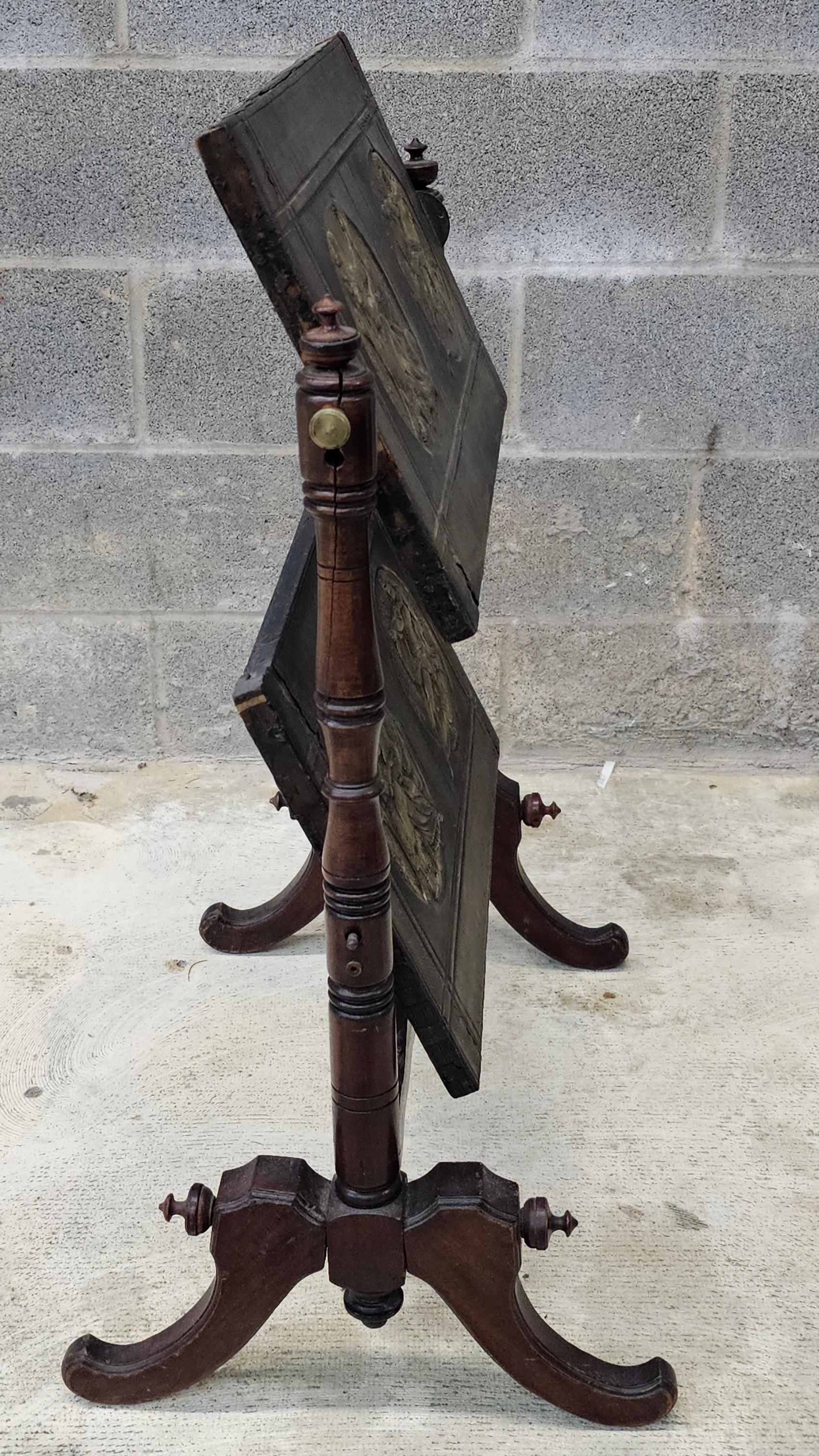 Pantalla de fuego figurativa pivotante doble de latón y metal de caoba eduardiana del s. XIX Madera en venta
