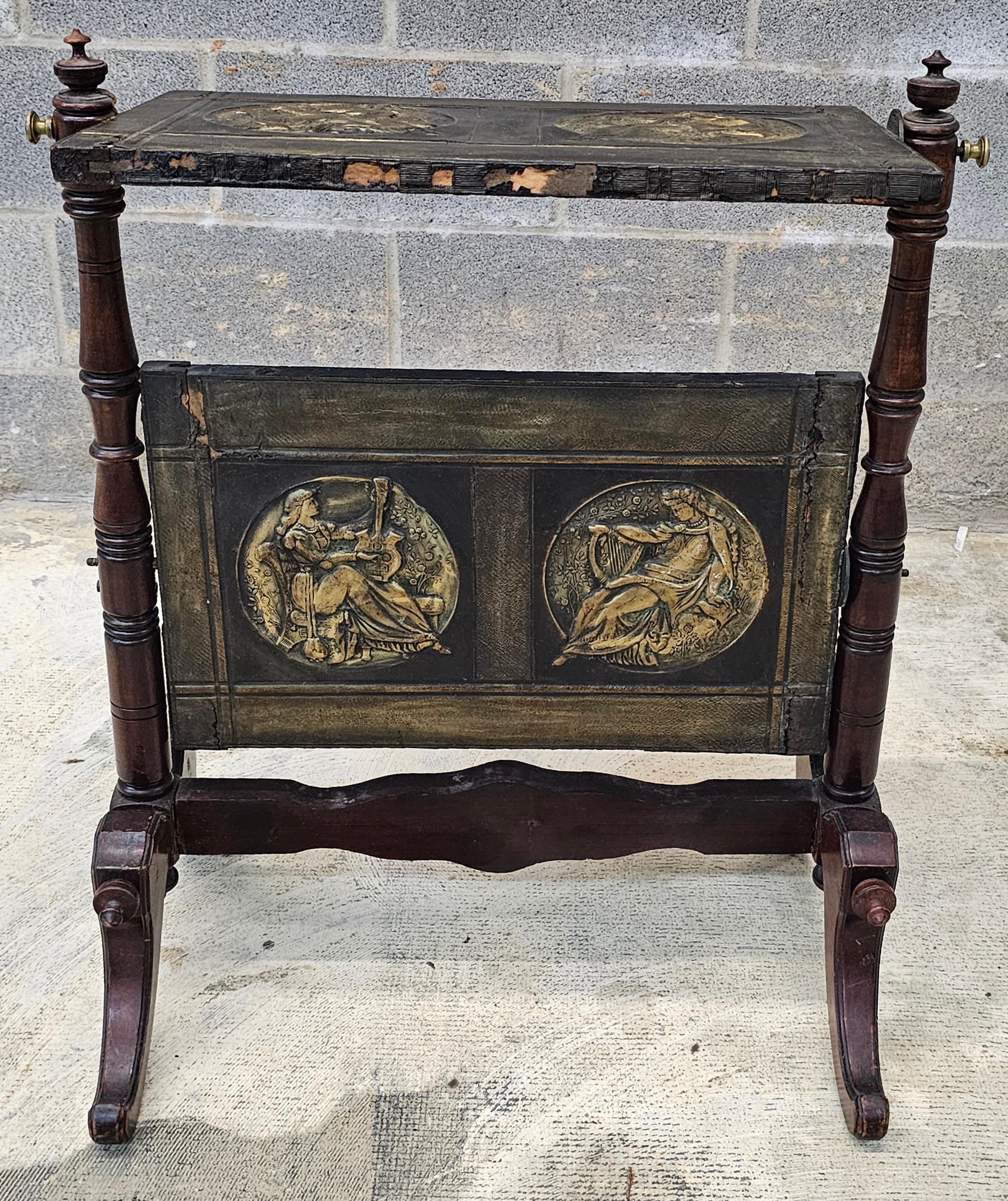 Pantalla de fuego figurativa pivotante doble de latón y metal de caoba eduardiana del s. XIX en venta 1
