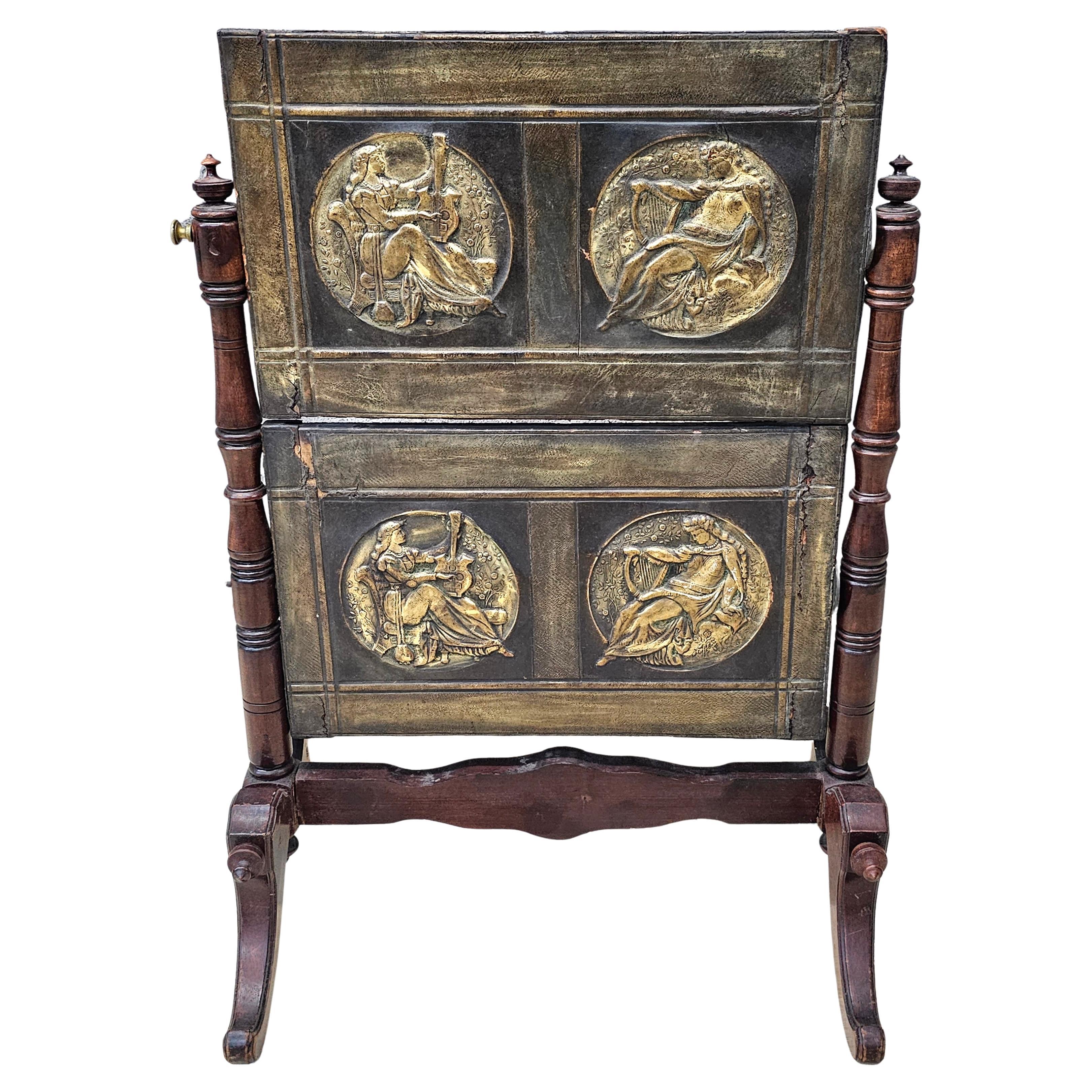Pantalla de fuego figurativa pivotante doble de latón y metal de caoba eduardiana del s. XIX en venta