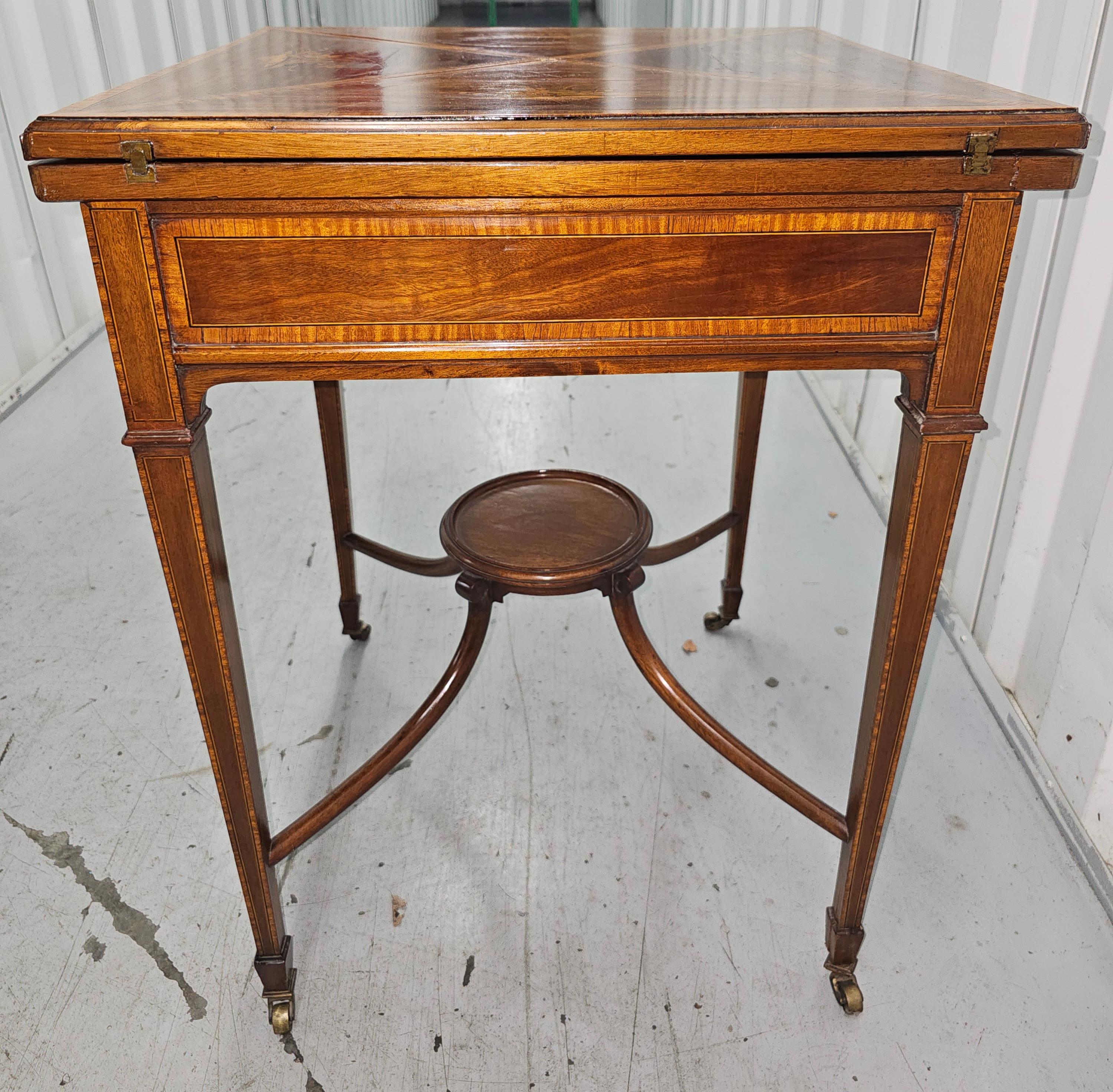 A.C.I.C. Edwardian Mahogany Marquetry Handkerchief Fold-Top Games Table en vente 2