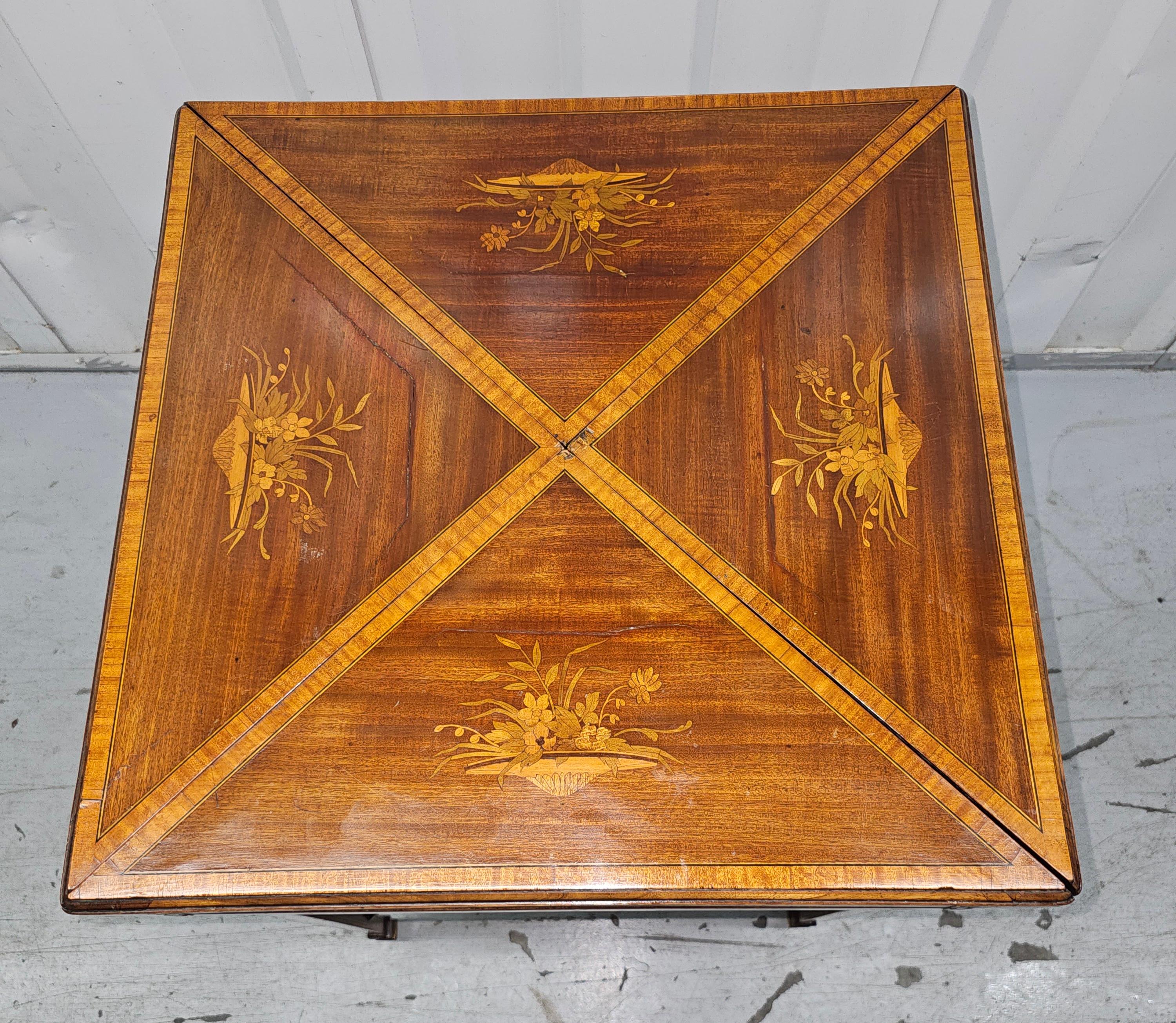 Ein edwardianischer Mahagoni-Tisch des 19. Jahrhunderts mit Intarsien aus Satinholz und Ebenholz und Intarsien Taschentuch Fold-Top Spiele Tisch auf Rädern. Alle Seiten und alle Beine sind eingelegt. Maße 21,5