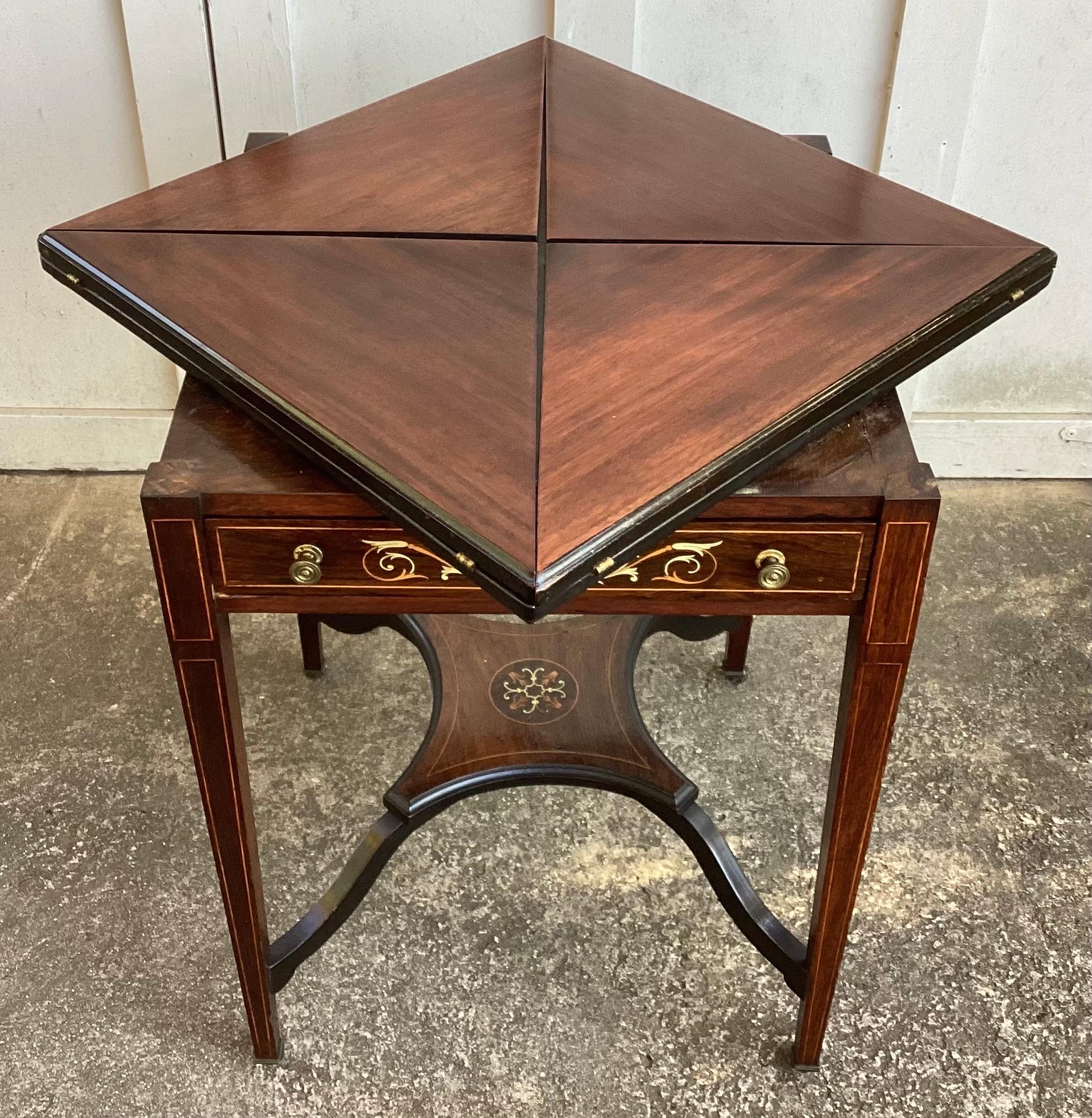 Mesa de juegos con tapa plegable y pañuelo de palisandro eduardiano del s. XIX en venta 1