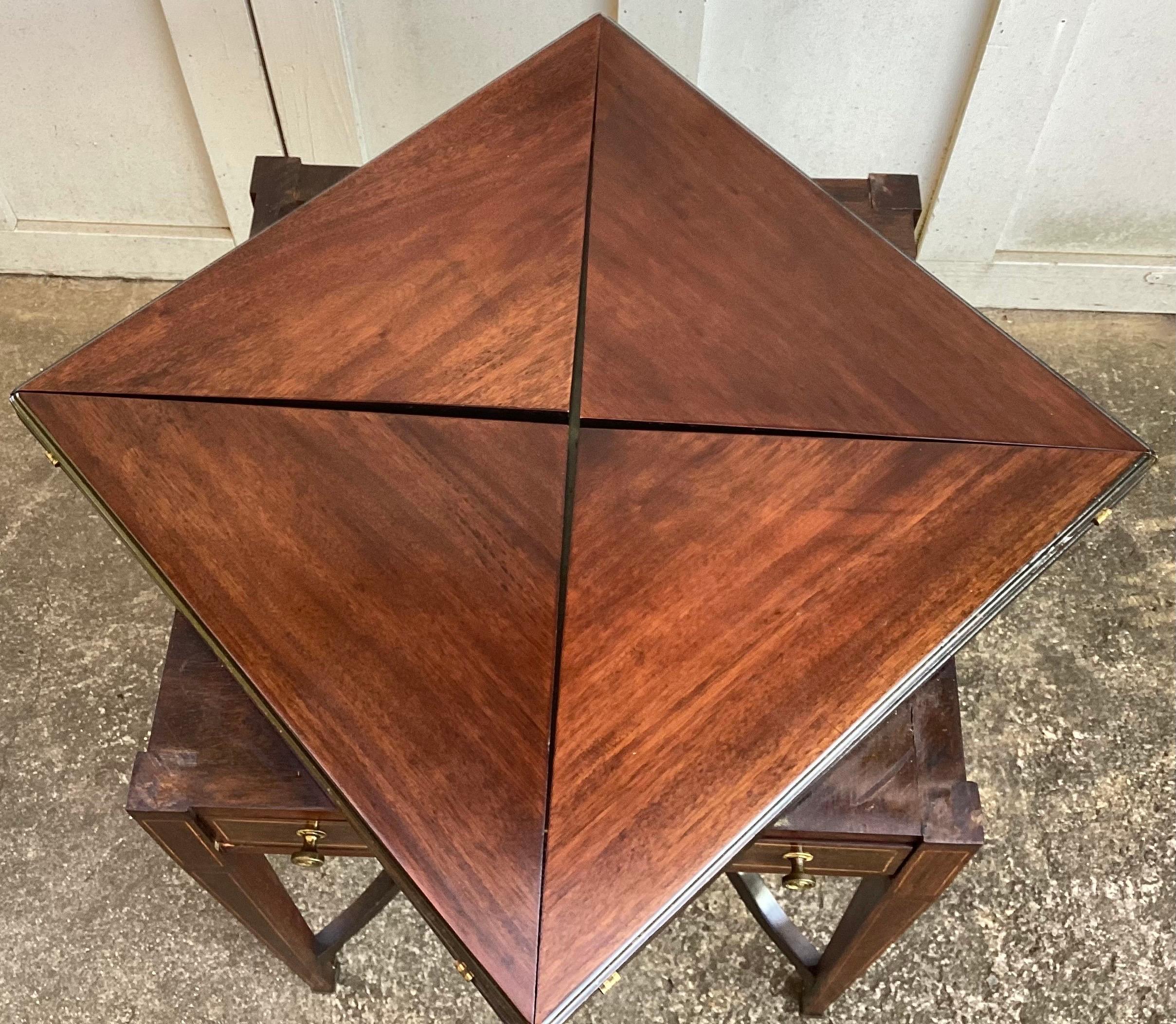 Mesa de juegos con tapa plegable y pañuelo de palisandro eduardiano del s. XIX en venta 2