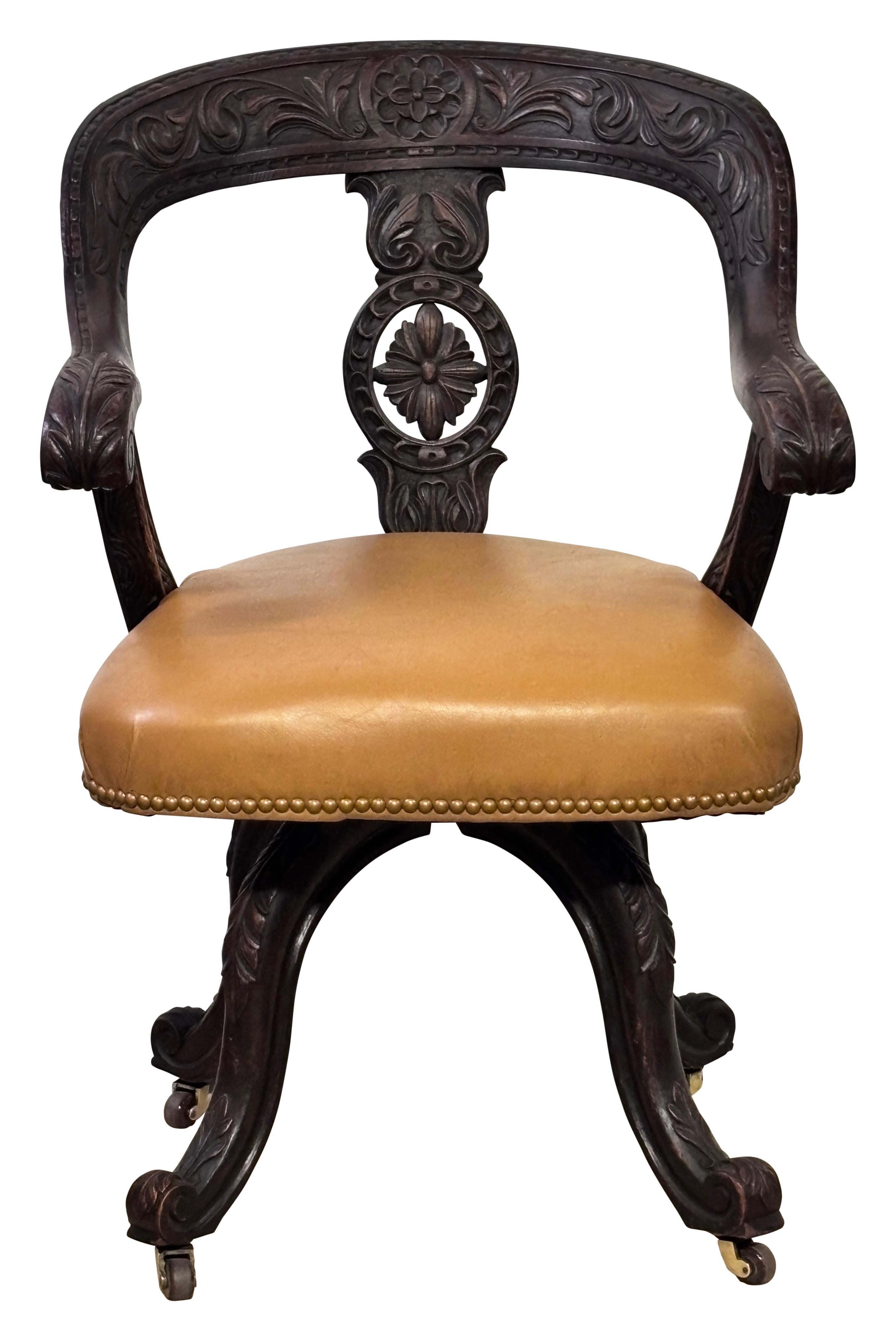 Un tipo o estilo raro de silla de escritorio. Madera de roble elaboradamente tallada con asiento de cuero.
Excelente acabado original refrescado.
Nuevo acolchado y asiento de cuero
Muy resistente y cómodo.
Ruedas de porcelana originales.
La altura